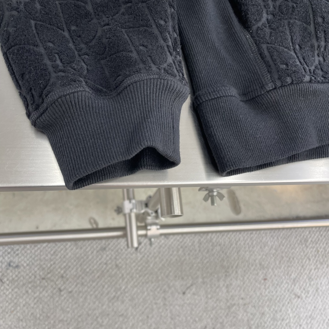 

-Dio   Obliave 满印字母卫衣
定制Dio 提花面料 手感柔软 舒适贴肤 饰以同色调提花