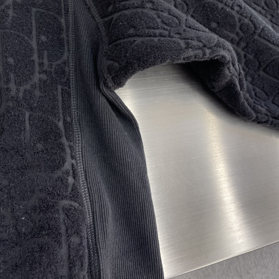 

-Dio   Obliave 满印字母卫衣
定制Dio 提花面料 手感柔软 舒适贴肤 饰以同色调提花