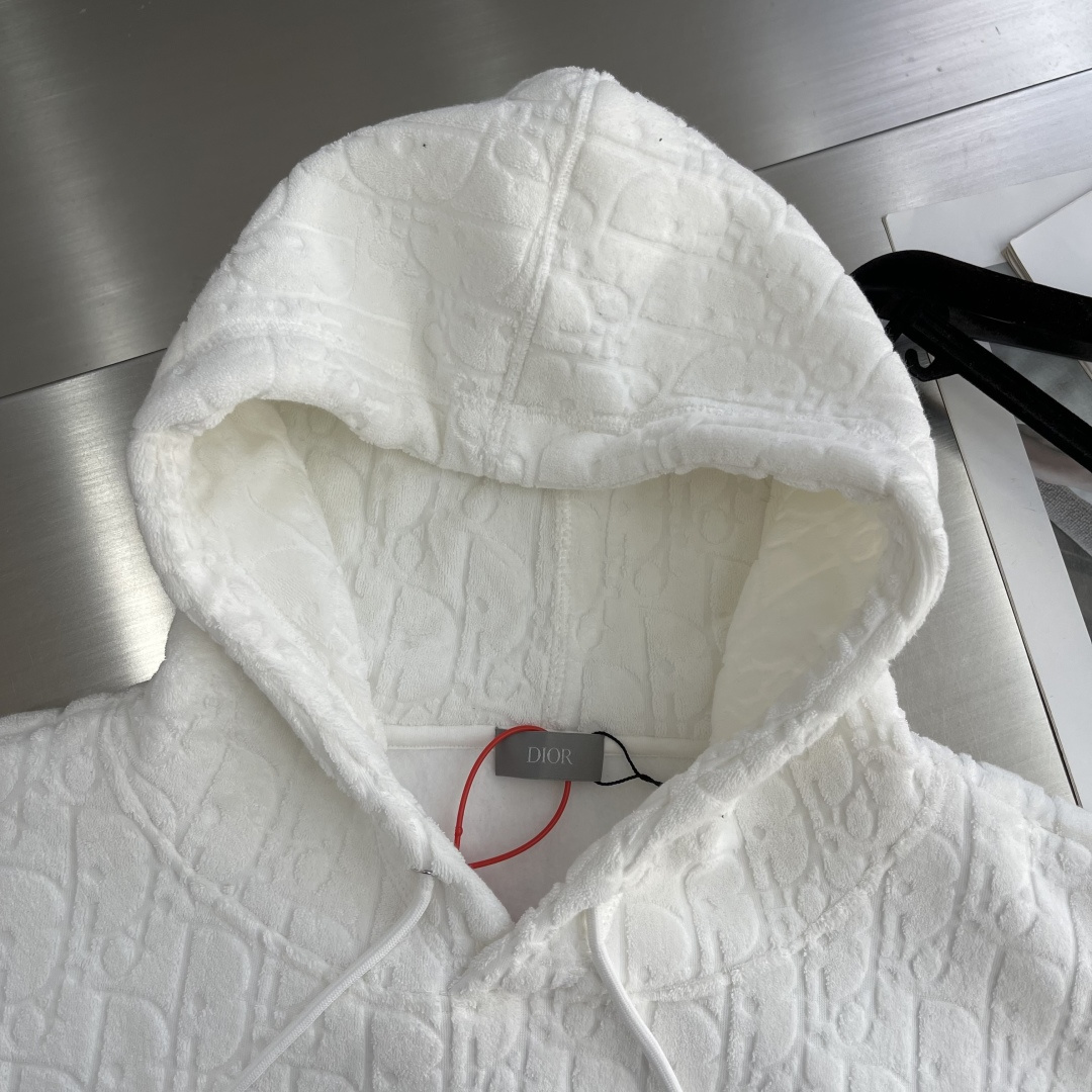 

-Dio   Obliave 满印字母卫衣
定制Dio 提花面料 手感柔软 舒适贴肤 饰以同色调提花