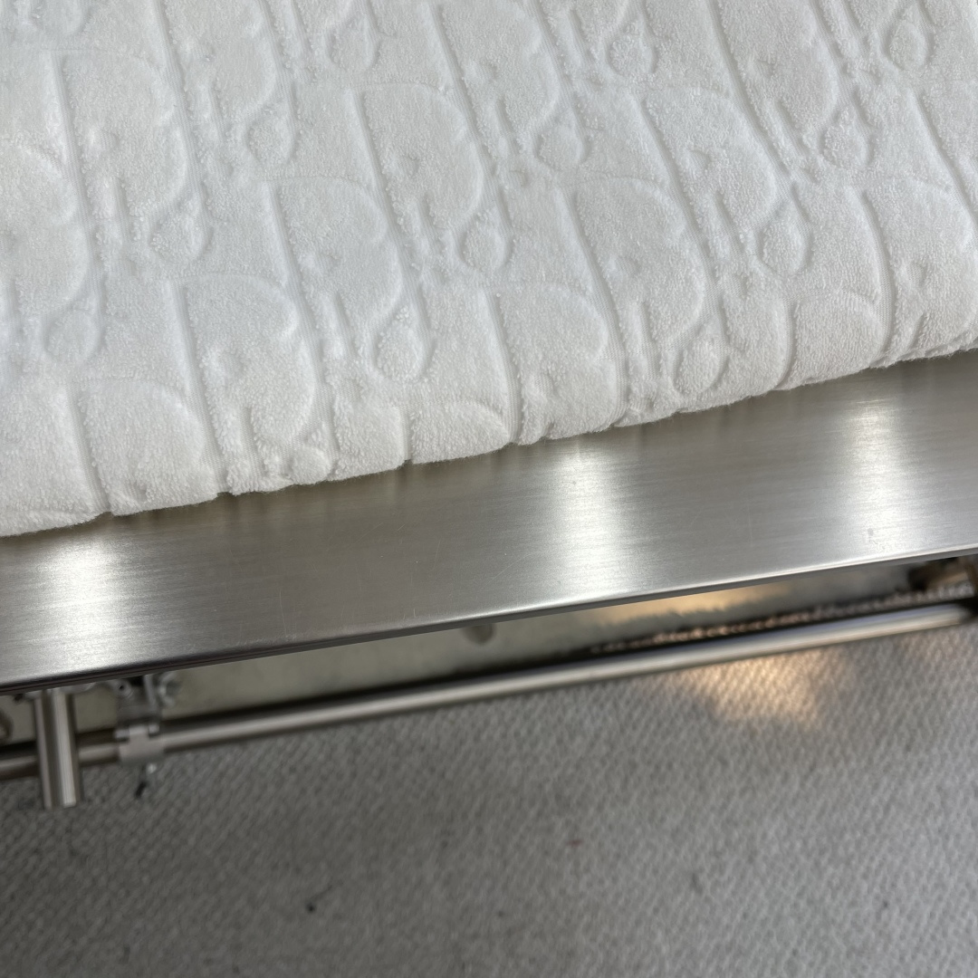 

-Dio   Obliave 满印字母卫衣
定制Dio 提花面料 手感柔软 舒适贴肤 饰以同色调提花