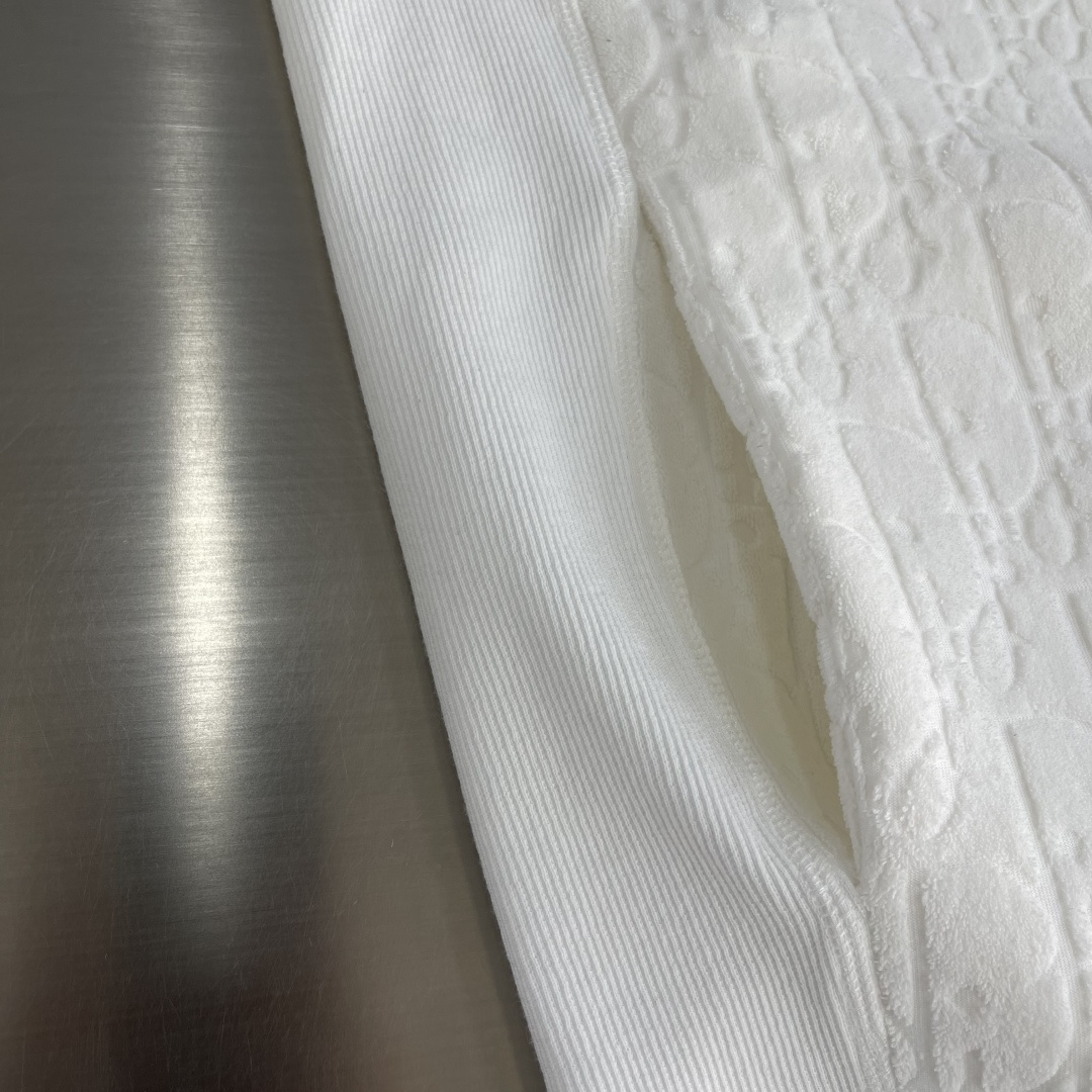 

-Dio   Obliave 满印字母卫衣
定制Dio 提花面料 手感柔软 舒适贴肤 饰以同色调提花