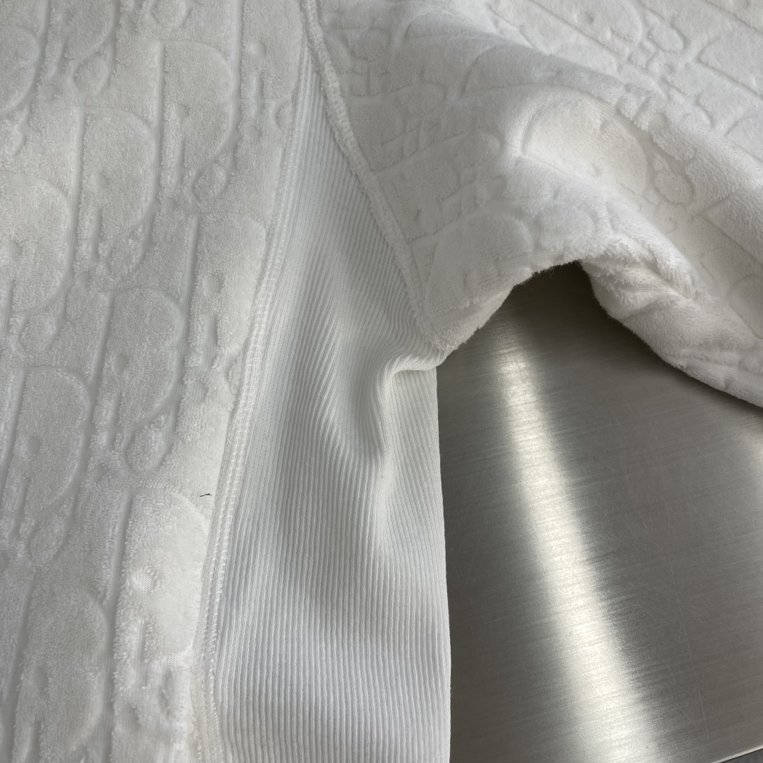 

-Dio   Obliave 满印字母卫衣
定制Dio 提花面料 手感柔软 舒适贴肤 饰以同色调提花