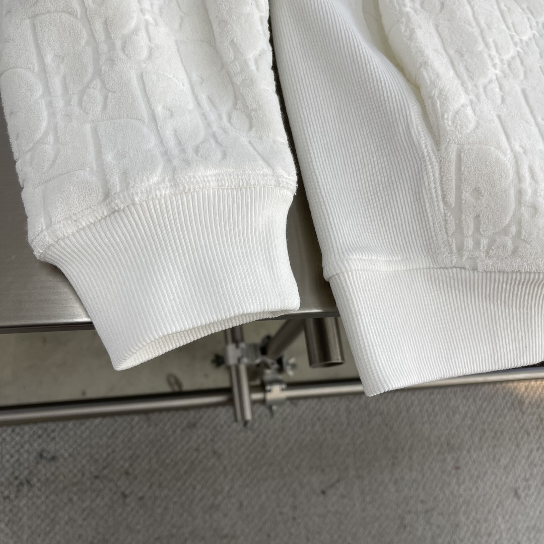 

-Dio   Obliave 满印字母卫衣
定制Dio 提花面料 手感柔软 舒适贴肤 饰以同色调提花