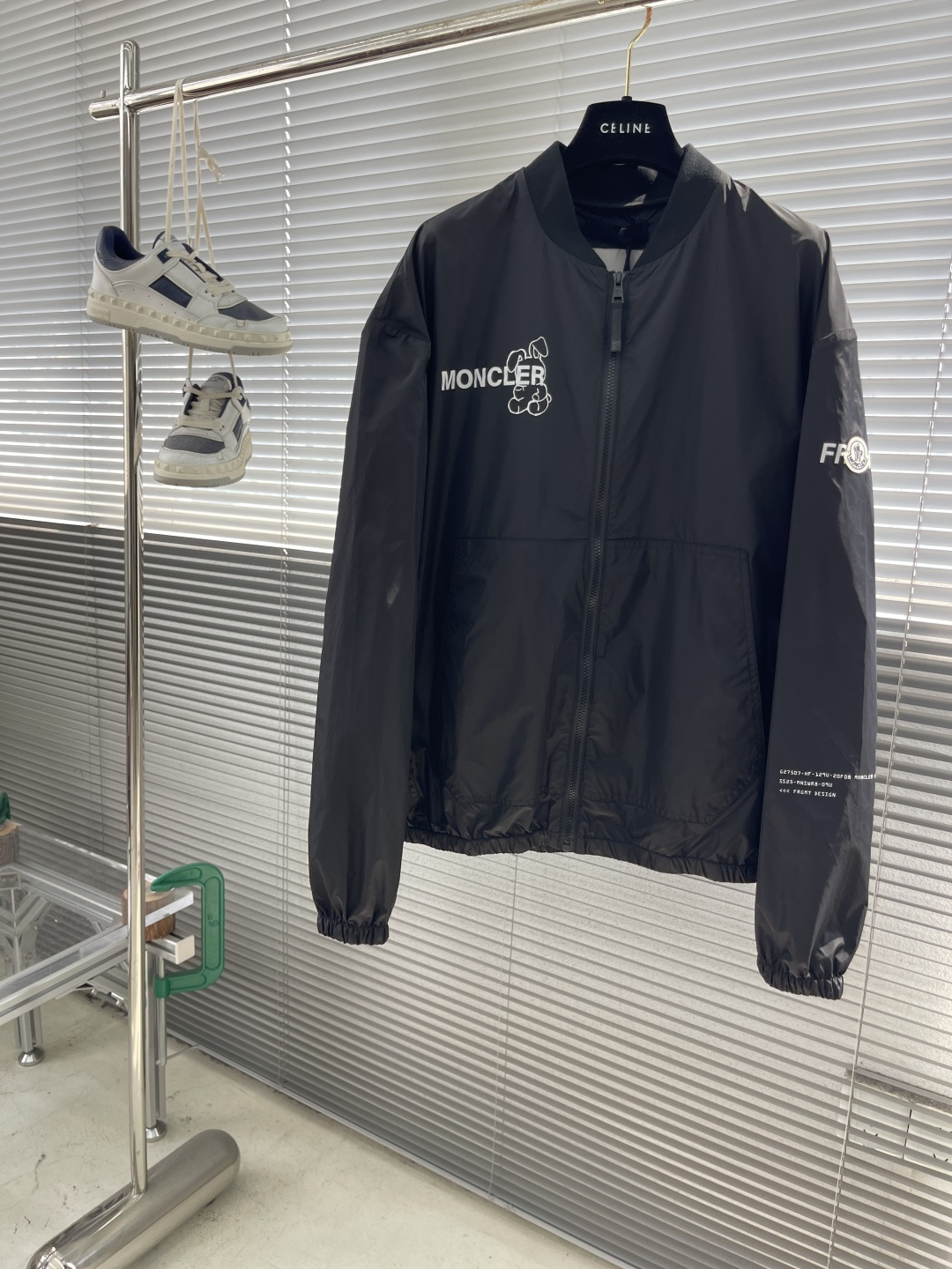 NO:743723,-mon  The cool luster of the ribbed knitted cotton collar and the coated nylon creates a visual and physical contrast. The cotton ribbing is warm and skin-friendly, durable and resistant to deformation. The zipper opens and closes, and a strap is attached to the zipper head to make it easier to open and close the clothes.  There are patch pockets on the left and right sides, and the edges of the pockets are reinforced with double-needle sewing technology, which is strong and beautiful at the same time. The cuffs and hem are closed with flat ribs, without feeling bound, ensuring windproofness and warmth, and not easy to deform.  Strong three-dimensional sense Glue printing During the printing process, the glue will form a thick glue layer, making the printed pattern have a three-dimensional effect. It not only enhances the visual effect of the printing, but also makes the hand feel richer. Good durability. After the glue printing is cured, the printed pattern is closely integrated with the fabric and is not easy to fall off or wear. Size: 1 2 3 4 Size clothing length, chest and shoulder width 169120 57 270124 58  371128 59 472132 60,Moncler,jackets & coats,19860909-mon X藤原浩 联名超轻薄夹克 选用尼龙基材并涂层处理之后形成的涂层尼龙帆布面料,涂层能有效的阻挡水分渗透,使其具体良好的防水性,尼龙本身有较高的耐磨性 罗纹针织棉质衣领和涂层尼龙的冷峻光泽,形成视觉和体感的反差,棉质罗纹温暖亲肤,经久耐洗不易变形.拉链开合,并在拉链头附上带子,更方便开合衣物.左右设有贴袋,口袋边缘处运用双针车缝工艺缝制的加固线,牢固的同时也具有美观性.袖口和下摆均用扁牛筋收口,无感束缚,确保防风和保暖性,不易变形. 立体感强胶浆印花在印制过程中,胶浆会形成一层厚厚的胶质层,使得印花图案具有立体感. 不仅增强了印花的视觉效果,还使得手感更加丰富. 耐久性好 胶浆印花经过固化处理后,印花图案与面料紧密结合,不易脱落或磨损. 码数: 1 2 3 4 尺码衣长胸围肩宽 169120 57  270124 58 371128 59  472132 60,蒙口-服装,Moncler,jackets & coats,,Women's clothing