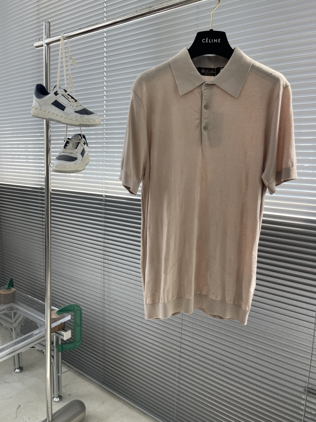 NO:499557,-Loro Piana25ss Spring and Summer New Imported Technology Cotton Knitted Lapel Short Tee, Men's Fashion Dark Pattern Jacquard Retro Old Money Style Business Casual Knitted Short Sleeve Polo Shirt!  Trading companies have sparse channels and are released on the official website at the same time!  A fashionable item that combines classic and modernity, its charm is not only reflected in the external simplicity and atmosphere, but also in the ingenuity of every detail!  This Polo shirt uses customized technology knitted cotton fabric for customer supply. This fabric has been processed with special craftsmanship and feels extremely silky, making it as comfortable as a second layer of skin!  At the same time, it also has excellent elastic performance. Whether it is daily activities or slightly intense exercise, it can be easily dealt with without any restraint!  What is even more commendable is its breathable and hygroscopic properties, which can effectively keep your body dry and comfortable even in hot summer or in high-intensity working conditions, allowing you to stay in the best condition at all times!  The front design perfectly combines fashion and retro. The dark textures that seem to be dotted on it inadvertently contain the unique charm of retro and old money style. Each texture seems to be telling the story of time!  All of this is thanks to the careful creation of top 3D jacquard technology. This craft not only makes the dark patterns more three-dimensional and vivid, but also gives the entire Polo shirt an indescribable sense of high-end, which is unforgettable at a glance!  The classic lapel design is adopted in the style. This design is not only simple and elegant, but also visually lengthens the neck lines, making the whole person look more upright and stylish!  At the same time, its tailoring is also very exquisite, retaining the original casual charm of the Polo shirt, and not losing the formality required for business occasions, truly achieving both business and casual styles!  Size M-4XL M size shoulder width 40cm-bust 98cm-length 67cm L size shoulder width 41cm-bust 102cm-length 68cm XL size shoulder width 42cm-bust 106cm-length 69cm XXL size shoulder width 43cm-bust 110cm-length 70cm 3XL size shoulder width 44cm-bust 114cm-length 72cm 4XL size shoulder width 46cm-bust 118cm-length 74cm Size recommendation (standard version) Height 174-140 catties, try on XL size appropriate!  A boy can choose M code within 128 catties, a L code for 128-138 catties, a XL code for 138-148 catties, a XXL code for 148-158 catties, a XXL code for 158-168 catties, a 3XL code for 168-180 kg, a 4XL code for 168-180 catties!  ,loro piana,T-shirt,alexander wang19860909-Loro Piana25ss春夏新款进口科技棉质针织翻领短Tee,男士时尚暗纹提花复古老钱风商务休闲针织短袖Polo衫！贸易公司渠道稀出,同步官网发售！一款集经典与现代于一体的时尚单品,其魅力不仅仅体现在外在的简约大气上,更蕴含于每一处细节的匠心独运之中！ 这款Polo衫采用客供定制科技针织棉布,这种面料经过特殊工艺处理,触感异常丝滑,仿佛第二层肌肤般贴合舒适！同时它还拥有着卓越的弹力性能,无论是日常活动还是稍微剧烈的运动,都能轻松应对,毫无束缚感！更令人称赞的是其透气吸湿的特性,即便是在炎炎夏日或是高强度的工作状态下,也能有效保持身体的干爽与舒适,让你时刻保持最佳状态！ 前幅的设计更是将时尚与复古完美融合,那些看似不经意间点缀其上的暗纹肌理,实则蕴含着复古老钱风的独特韵味,每一道纹理都仿佛在诉说着岁月的故事！而这一切都得益于顶级3D提花工艺的精心打造,这种工艺不仅让暗纹更加立体生动,更赋予了整件Polo衫一种难以言喻的高级感,让人一眼难忘！在版型上沿用了经典的翻领设计,这种设计不仅简洁大方,更能在视觉上拉长颈部线条,让整个人看起来更加挺拔有型！同时它的剪裁也十分考究,既保留了Polo衫原有的休闲韵味,又不失商务场合所需的正式感,真正做到了商务休闲风格皆宜！ 尺码M-4XL M码肩宽40cm-胸围98cm-衣长67cm L码肩宽41cm-胸围102cm-衣长68cm XL码肩宽42cm-胸围106cm-衣长69cm XXL码肩宽43cm-胸围110cm-衣长70cm 3XL码肩宽44cm-胸围114cm-衣长72cm 4XL码肩宽46cm-胸围118cm-衣长74cm 尺码推荐（标准版型） 身高174-140斤,试穿XL码合适！ 男生体重128斤以内选择M码,128-138斤选择L码,138-148斤选择XL码,148-158斤选择XXL码,158-168斤选择3XL码,168-180斤选择4XL码！,,loro piana,T-shirt,alexander wang,Men's clothing