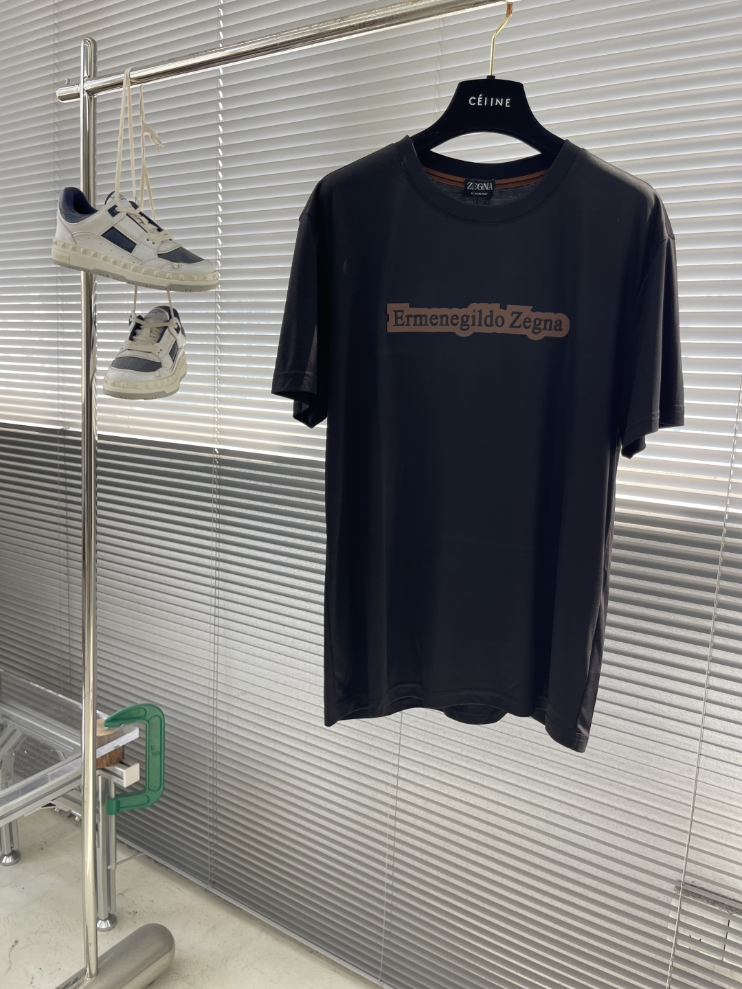 NO:499552,-Z ZEGN25SS spring and summer new high-quality mercerized cotton basic round neck short Tee, men's classic EZ letters leather embroidery casual pullover short-sleeved T-shirt!  Trading companies have sparse channels and are released on the official website at the same time!  The counter is evergreen basic solid color short Tee, simple, fashionable and elegant, single-wearing inner wear is decent, quality control/detail control takes away, low-key, luxurious and connotative!  This T-shirt is made of high-quality mercerized cotton cloth imported from customers. The fabric feels extremely silky, light and breathable, and is extremely comfortable and cool. It is perfect for wearing close to the body and has a skin-friendly feeling. It can be called a breathable fabric. The texture can distinguish different craftsmanship details from the flexibility and color!  The same color is dyed with high-density ribbed round neck, and the badge nameplate patch embroidered with classic EZ on the chest. It has an extraordinary texture. Whether it is inner wear or single wear, it is a classic product!  The exquisite cutting process, the processing of every detail is very standard and delicate, and it is comparable to that of ordinary LOW products on the market. Men must enter the basic versatile short-sleeved Tee!  Size M-3XL, T-shirt,tees,t-shirt,alexander wang19860909-Z ZEGN25SS春夏新款优质丝光棉基础圆领短Tee,男士经典EZ字母拼皮刺绣休闲套头短袖T恤衫！贸易公司渠道稀出,同步官网发售！柜台常青款基础纯色短Tee,简约时尚大气不失优雅,单穿内搭体面过人,品质控/细节控的闭眼带走,低调又奢华有内涵！ 此款T恤选用了客供进口优质丝光棉布制成,面料手感无比丝滑轻薄透气,且极为舒适凉爽,贴身穿着亲肤感绝佳,堪称会呼吸的面料,质感从柔性及色泽就能区分不同的工艺细节感！同缸色染高密度罗纹圆领,胸前绣有经典EZ字样的徽章铭牌拼皮贴饰,质感非凡的特质,无论是内搭还是单穿都是一款经典领域的产品！精妙绝伦的裁剪工艺,每一个细节处理的非常标准细腻,非市面一般LOW货可以媲美的,男士必入基础百搭款短袖Tee！ 尺码M-3XL,,T-shirt,tees，t-shirt,alexander wang,Men's clothing