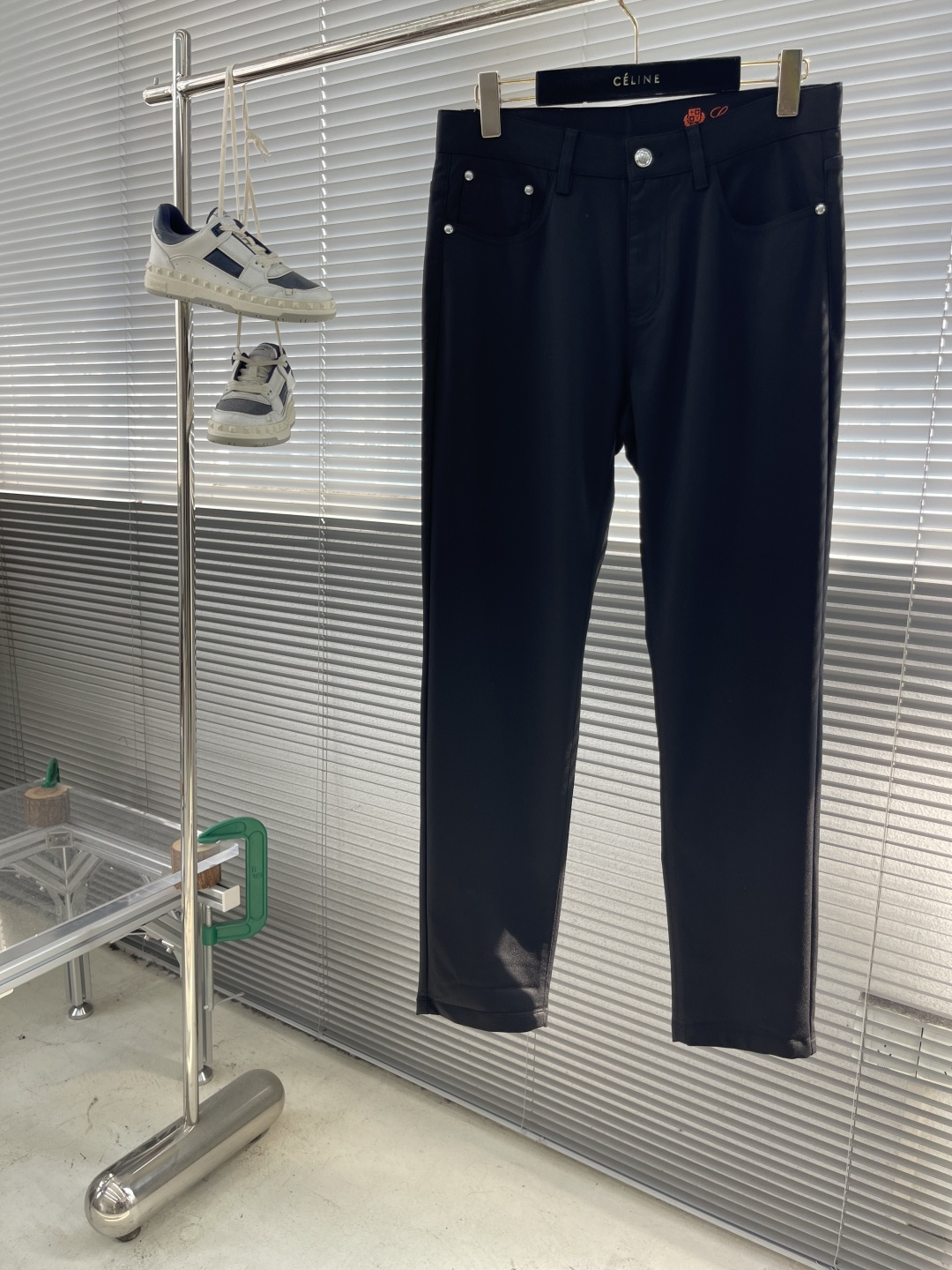 NO:499546,-Loro Piana25 spring and summer new modal blended woven casual pants, high-end elite men's must-have minimalist urban soft jeans. Rare orders from the same channel in Italy, single items from the top luxury brand LP, minimalist trousers and straight-leg casual style, perfect matching artifact!  The leather nameplate logo on the back of the pants presents the brand's luxurious temperament, a must-have for urban handsome men!  LP, the top luxury brand LP with a long history and noble luxury from Italy, has been pursuing excellent quality and handicrafts for the past hundred years. The LP products are the best choice in any aspect. They must have styles, effect on the upper body, tailoring, design and design, and lasting. The aristocratic aura of the upper body cannot be replaced and is very classy. Electroplating engraving metal buttons, leather nameplate design on the back of the pants, top modal blend soft denim fabric, the elasticity and softness brought by modal are top-notch. The overall touch is extremely comfortable and the skin-friendly effect is high-end. This item is destined to be born for outfits, perfectly meeting the needs of various outfits. The grade and charm are extremely outstanding and eye-catching. The craftsmanship can accurately combine it with the material, which can better demonstrate the brand's grade and fashionable temperament!  Size 30-36 (no 35) Size 30 Waist 76 Hips 100 Trouser legs 34 Trouser length 101 Size 31 Waist 81 Hips 104 Trouser legs 36 Trouser length 102 Size 32 Waist 86 Hips 108 Trouser legs 38 Trouser length 103 Size 33 Waist 90 Hips 112 Trouser legs 40 Trouser length 104 Size 34 Waist 94 Hips 116 Trouser legs 42 Trouser length 105 Size 36 Waist 98 Hip 120 Trouser legs 44 Trouser length 106  Size recommended to wear 30 sizes within 125 catties, 31 sizes within 125-135 catties, 32 sizes within 135-145 catties, 33 sizes within 145-160 kg, 34 sizes within 160-175 kg, 36 sizes within 175-185 catties, 36 sizes within 175-185 kg, 30 kg, 30 kg, 30 kg, 30 kg, 30 kg, 30 catties, 30 kg, 30 kg, 30 kg, 30 kg, 30 kg, 30 catties, 30 kg, 30 kg, 30 kg, 30 kg, 30 kg, 30 kg, 10 kg, 10 kg, 10 kg, 10 kg, 1019860909-Loro Piana25春夏新款莫代尔混纺梭织休闲裤,高端精英男士必备极简都市软牛仔长裤.意大利同渠道稀有订单,精英级顶奢品牌LP的单品,极简的裤身与直筒休闲造型,完美的搭配神器！裤后皮革铭牌标识,呈现出品牌的奢华气质范儿,都市型男必备！ 来自意大利历史悠久尊贵奢华的顶奢品牌LP,在过去一百年来Loro Piana一直追求卓越的质量和手工.LP的东西无论是哪个方面都是最好的选择,要款式有款式,要上身效果有效果,要剪裁有剪裁,要设计有设计,而且经久不衰,上身的贵族气场无法替代,并且很有档次 电镀刻字金属纽扣,裤后皮革铭牌设计,顶级莫代尔混纺软牛仔面料,莫代尔带来的弹力与柔顺堪称顶级.整体的触感极为舒适,亲肤效果高级,这种单品注定了就是为穿搭所生,完美的符合各种穿搭的所需.档次与魅力更是极为的出色亮眼,工艺能将其与材质精密结合,更能够彰显出品牌的档次与时髦气质所在！ 尺码30-36（无35） 30码 腰围76 臀围100 裤脚34 裤长101 31码 腰围81 臀围104 裤脚36 裤长102 32码 腰围86 臀围108 裤脚38 裤长103 33码 腰围90 臀围112 裤脚40 裤长104 34码 腰围94 臀围116 裤脚42 裤长105 36码 腰围98 臀围120 裤脚44 裤长106 尺码推荐125斤以内穿30码,125-135斤穿31码,135-145斤穿32码,145-160斤穿33码,160-175斤穿34码,175-185斤穿36码,,loro piana,loro piana,alexander wang,Men's clothing