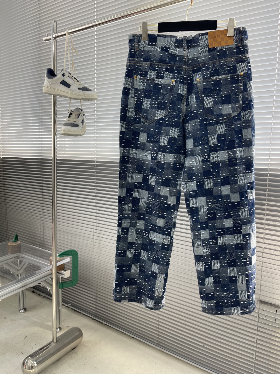 “Pharrell Williams x Nigo Skateboard Jeans: Damier Style Tribute, Sizes & Measurements” - 图片 2