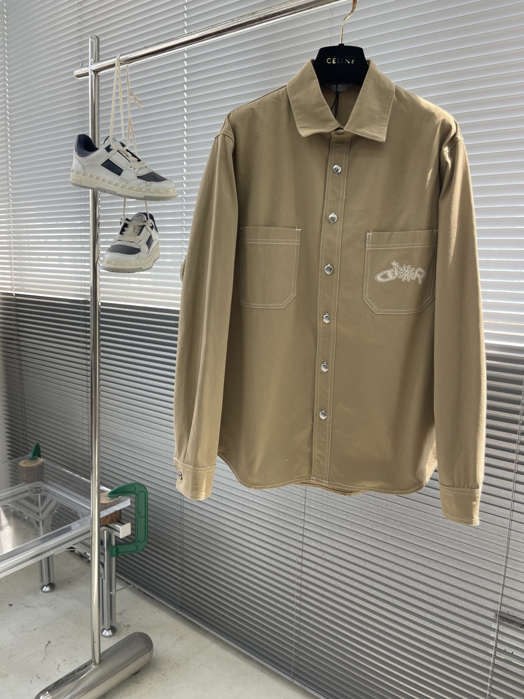 NO:513107,Top - Dio25ss new shirt is a new product for men's clothing series in autumn 2025, from the DIO AND LEWIS HAMILTON limited series. It is carefully crafted from blue cotton fabric, with patch pockets on the chest, one of which is embroidered with a joint series of embroidery in the same tone, reinterpreting the Dio logo in a graphic style. It can be matched with the shorts of this limited series to create a delicate look. Size 38.39.40.41 Length 74757677 Shoulder width 47484950 Bust 118 122 126 130,,dior,shorts,shirts,alexander wang19860909上衣 -Dio25ss新款衬衫是二零二五秋季男装系列新品,来自 DIO AND LEWIS HAMILTON 限定系列.采用蓝色棉质面料精心制作,胸前饰以贴袋,其中一个点缀以同色调联名系列刺绣,以图形风格重新诠释 Dio 标志.可与该限定系列的短裤搭配,打造精致造型. 码数38.39.40.41 衣长74757677 肩宽47484950 胸围 118 122 126 130,,dior,shorts,shirts,alexander wang,Men's clothing