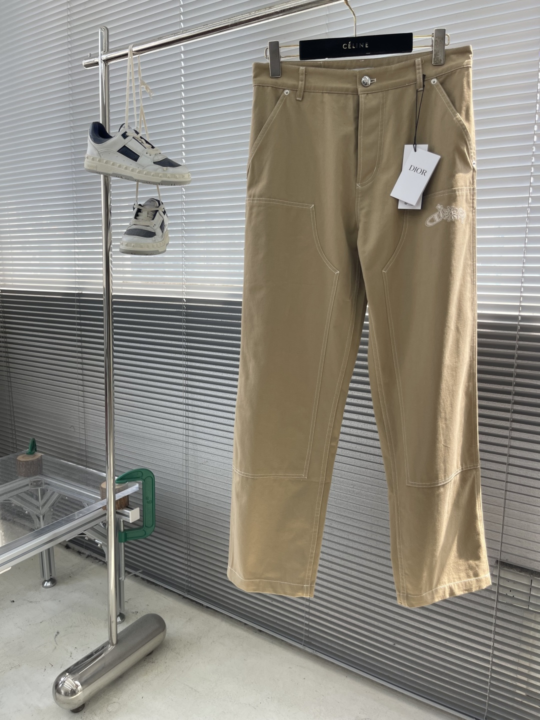 NO:513109,Trousers - Dio 25ss new workwear jeans are a new product in the 2025 autumn men's clothing series, from the DIO AND LEWIS HAMILTON limited series. They are carefully crafted with beige cotton fabrics and embroidered with the same tone joint series embroidery, reinterpreting the Dio logo in graphic style. They can be matched with the short jackets of the joint series to create a delicate and casual look. Size 46.48.50.52 Pants length 109 110 111 112 Waist 82869094 hip circumference 100 104 108 112,,dior,jeans,jackets & coats,alexander wang19860909长裤 -Dio 25ss新款工装牛仔裤是二零二五秋季男装系列新品,来自 DIO AND LEWIS HAMILTON 限定系列.采用米色棉质面料精心制作,饰以同色调联名系列刺绣,以图形风格重新诠释 Dio 标志.可与该联名系列的短夹克搭配,打造精致休闲的造型. 码数46.48.50.52 裤长109 110 111 112 腰围82869094 臀围100 104 108 112,,dior,jeans,jackets & coats,alexander wang,Men's clothing