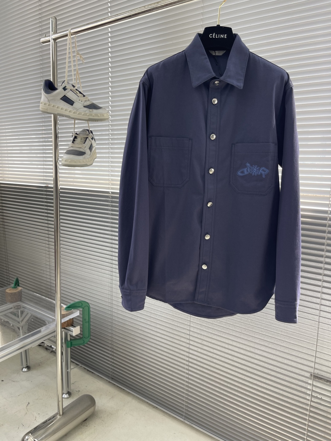 NO:513111,-Dio 25ss new shirt is a new product for men's clothing series in 2025. It comes from the DIO AND LEWIS HAMILTON limited series. It is carefully crafted from blue cotton fabric, with patch pockets on the chest, and one of them is embroidered with a joint series of embroidery in the same tone, reinterpreting the Dio logo in a graphic style. It can be matched with the shorts of this limited series to create a delicate look. Size 38.39.40.41 Length 74757677 Shoulder width 47484950 Bust 114 118 122 126,,dior,shorts,shirts,alexander wang19860909-Dio 25ss新款衬衫是二零二五秋季男装系列新品,来自 DIO AND LEWIS HAMILTON 限定系列.采用蓝色棉质面料精心制作,胸前饰以贴袋,其中一个点缀以同色调联名系列刺绣,以图形风格重新诠释 Dio 标志.可与该限定系列的短裤搭配,打造精致造型. 码数38.39.40.41 衣长74757677 肩宽47484950 胸围 114 118 122 126,,dior,shorts,shirts,alexander wang,Men's clothing