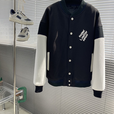 -驴牌 26fw新款棒球束腰夹克取材柔软棉质针织,为圆润廓形融入宽松肩部。斑斓罗纹点睛衣袖、衣领和下摆,胸前 -驴牌 26fw新款棒球束腰夹克取材柔软棉质针织,为圆润廓形融入宽松肩部。斑斓罗纹点睛衣袖、衣领和下摆,胸前