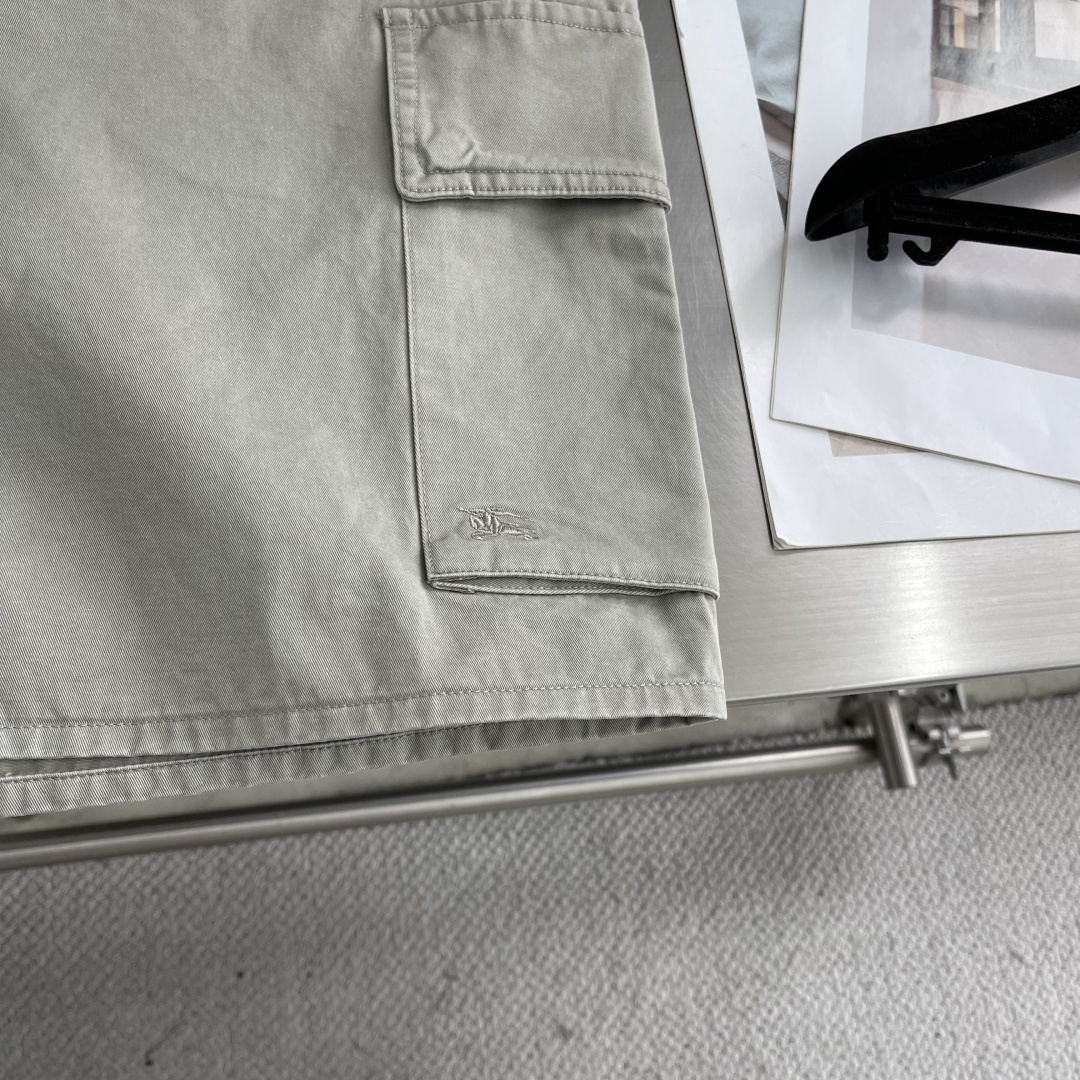 -BBR 马术骑士微标EKD刺绣短裤这款短裤采用100%纯棉面料制作而成，原版1:1开发定做，门禁刻字金