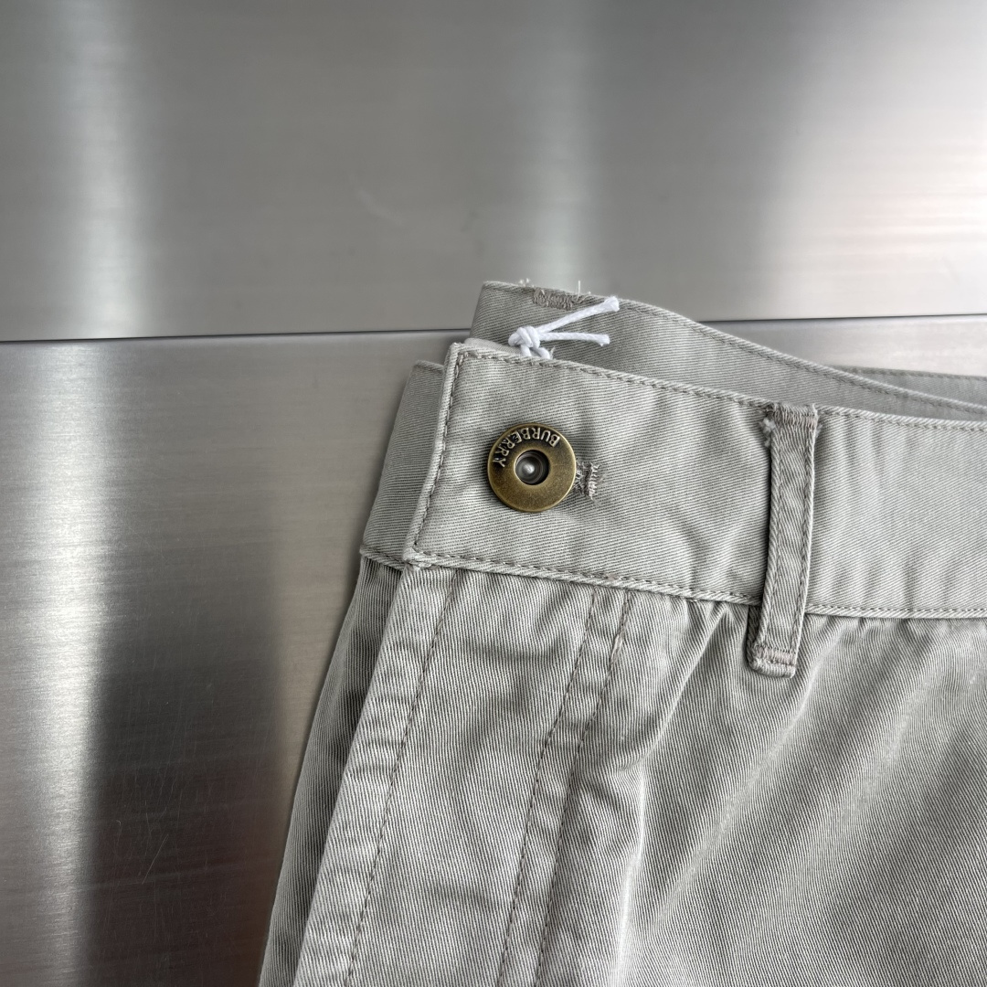 -BBR 马术骑士微标EKD刺绣短裤这款短裤采用100%纯棉面料制作而成，原版1:1开发定做，门禁刻字金