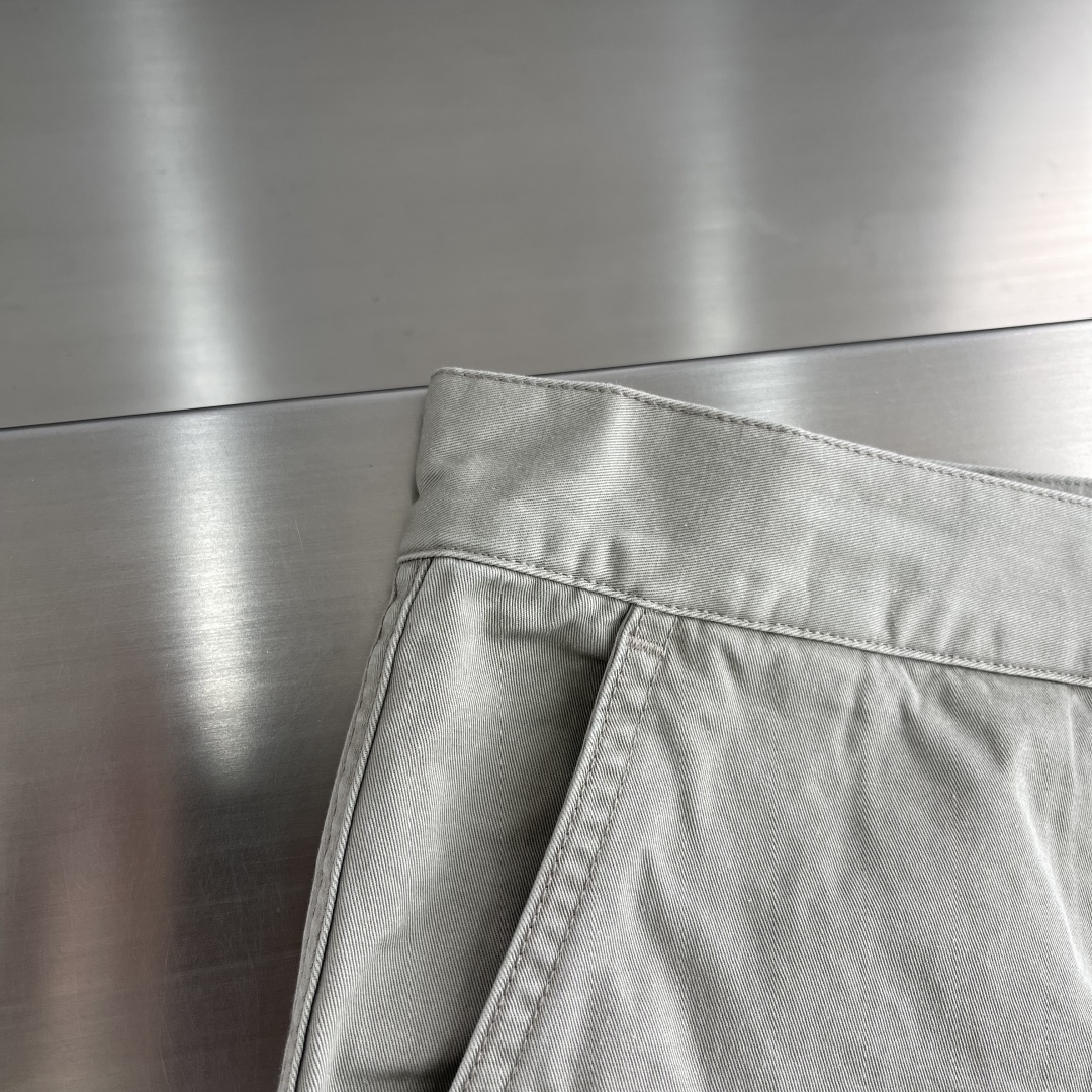 -BBR 马术骑士微标EKD刺绣短裤这款短裤采用100%纯棉面料制作而成，原版1:1开发定做，门禁刻字金