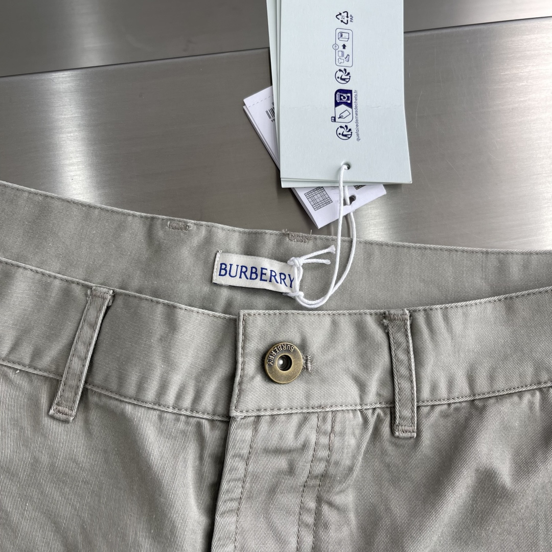 -BBR 马术骑士微标EKD刺绣短裤这款短裤采用100%纯棉面料制作而成，原版1:1开发定做，门禁刻字金