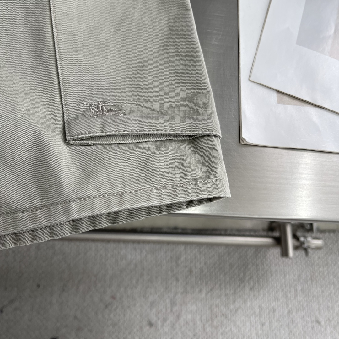 -BBR 马术骑士微标EKD刺绣短裤这款短裤采用100%纯棉面料制作而成，原版1:1开发定做，门禁刻字金