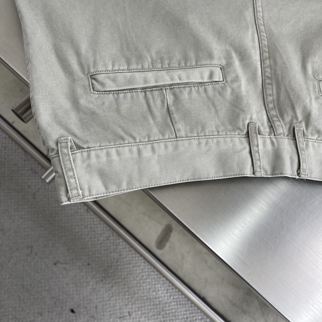 -BBR 马术骑士微标EKD刺绣短裤这款短裤采用100%纯棉面料制作而成，原版1:1开发定做，门禁刻字金