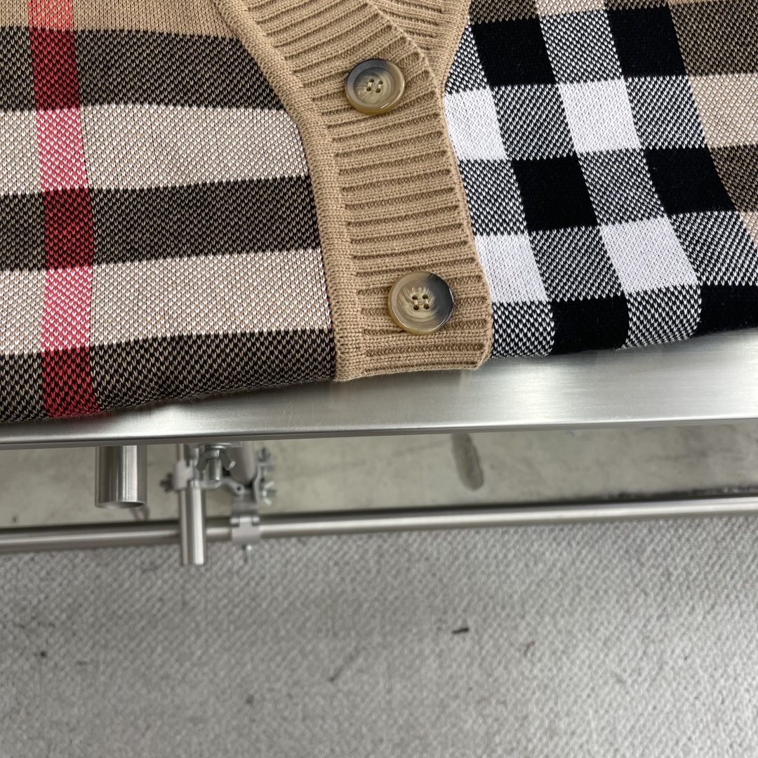 

-BBR   格子针织开衫
采用棉与羊毛混纺织出，成份分别采用35%白羊毛与65%棉纱。
大身采用进