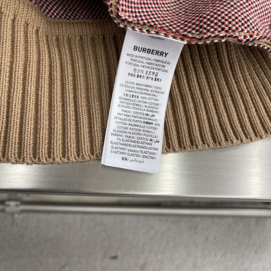 

-BBR   格子针织开衫
采用棉与羊毛混纺织出，成份分别采用35%白羊毛与65%棉纱。
大身采用进