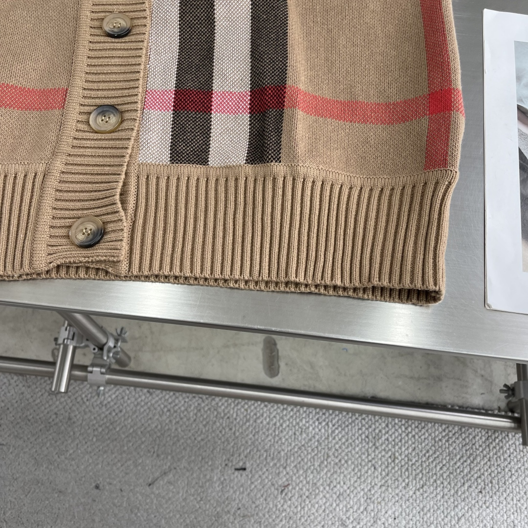 

-BBR   格子针织开衫
采用棉与羊毛混纺织出，成份分别采用35%白羊毛与65%棉纱。
大身采用进