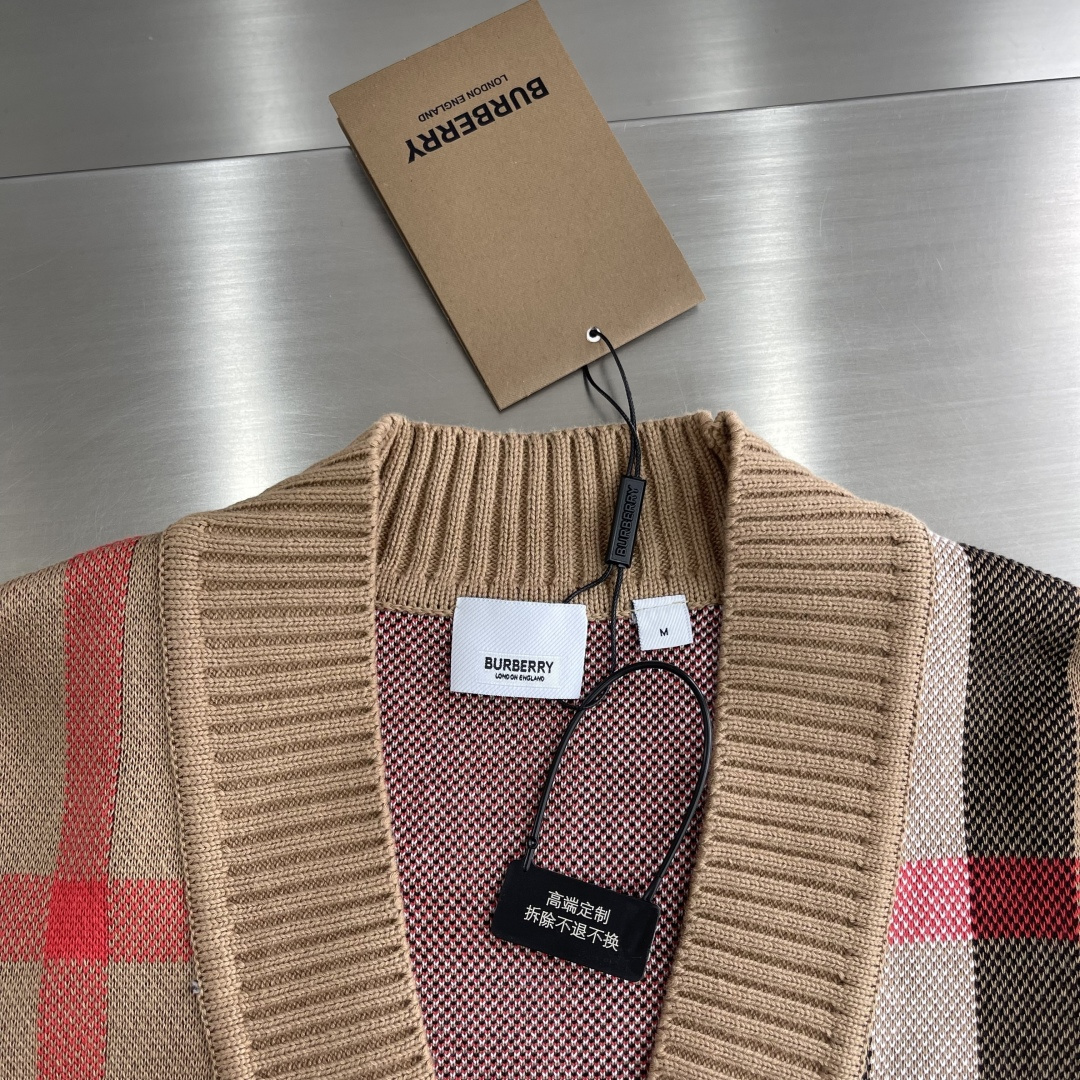 

-BBR   格子针织开衫
采用棉与羊毛混纺织出，成份分别采用35%白羊毛与65%棉纱。
大身采用进