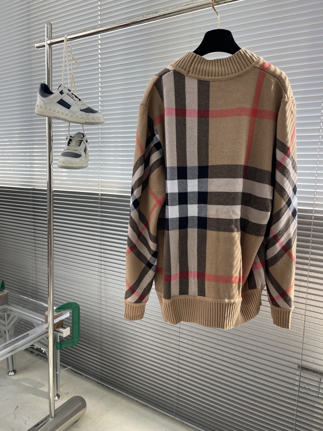 

-BBR   格子针织开衫
采用棉与羊毛混纺织出，成份分别采用35%白羊毛与65%棉纱。
大身采用进