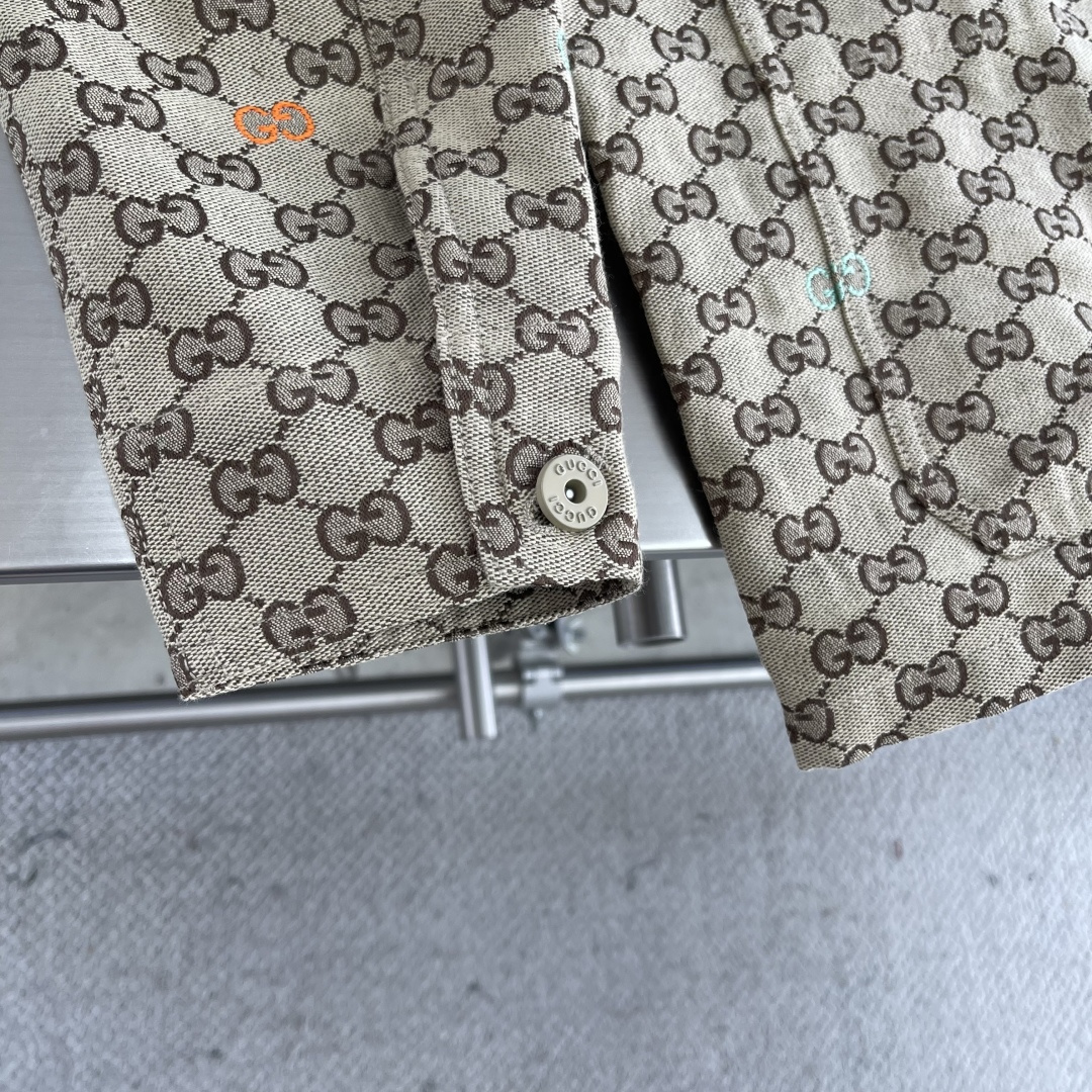 -GUCC 25ss新款夹克以驼色和深棕色GG帆布匠心打造，通体缀饰GG切丝，尽释别致风韵。码数：S.M