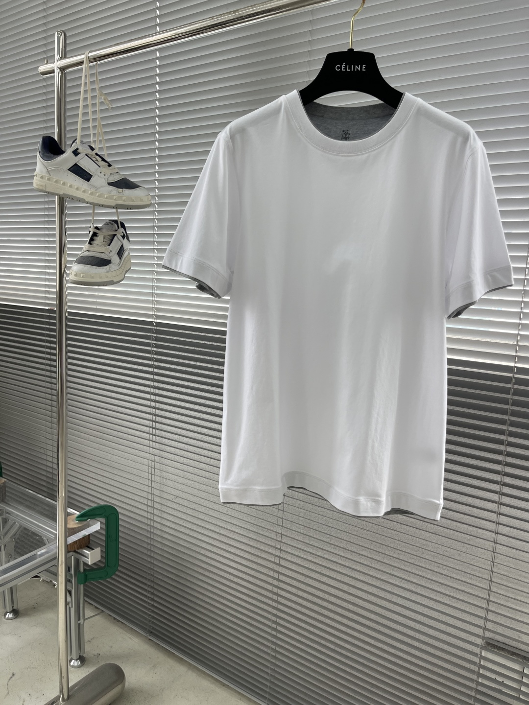 NO:499555,-BC25SS spring and summer new environmentally friendly knitted cotton basic round neck short Tee, men's fashionable contrasting trim splicing fake two-piece short-sleeved T-shirt!  Trading companies have sparse channels, and 5430RMB is sold on the official website at the same time!  BC's new fake two-piece T-shirt is launched. This T-shirt is not only unique in design, but also shows the brand's ultimate pursuit of quality in fabric selection and production process!  In terms of fabrics, it uses customized environmentally friendly knitted cotton cloth. This fabric feels solid and silky, elastic, and is very comfortable to wear. Whether it is hot summer or cool spring and autumn, it can bring you an excellent wearing experience!  The collar, cuffs and hem are cleverly inlaid with contrasting trims, creating a rich sense of layering with fake overlapping techniques. This design not only perfectly continues the design concept of the BC brand, but also shows its unique charm, allowing you to stand out from the crowd!  The casual and conventional style cutting design is suitable for single wear and as an inner wear. Whether you like simple style or pursue fashion trends, it can meet your needs and become a versatile choice in your wardrobe!  Size 46-54 (S-XXL) Size reference size 46: Shoulder width 42 bust length 65 Size 48: Shoulder width 43 bust length 104 bust length 66 Size 50: Shoulder width 44 bust length 67 Size 52: Shoulder width 45 bust length 112 bust length 68 Size 54: Shoulder width 46 bust length 116 bust length 69, T-shirt,tees,t-shirt,alexander wang19860909-BC25SS春夏新款环保针织棉布基础圆领短Tee,男士时尚撞色饰边拼接假两件短袖T恤衫！贸易公司渠道稀出,同步官网发售5430RMB！BC全新假两件T恤上线,这款T恤不仅在设计上独具匠心,更在面料选择和制作工艺上展现了品牌对品质的极致追求！ 面料方面采用了客供定制的环保针织棉布,这种面料手感瓷实丝滑,富有弹力,着身非常舒适,无论是炎炎夏日还是凉爽春秋,它都能为你带来极佳的穿着体验！领口、袖口和下摆都巧妙地镶嵌了撞色饰边,以假重叠的手法打造出丰富的层次感,这种设计不仅完美延续了BC品牌的设计理念,更展现出了独有的魅力,让你在人群中脱颖而出！休闲常规的版型裁剪设计,既适合单穿,也适合作为内搭,无论你是喜欢简约风格,还是追求时尚潮流,它都能满足你的需求,成为你衣橱中的百搭之选！ 尺码46-54（S-XXL） 尺寸参考 46码:肩宽42胸围衣长65 48码:肩宽43胸围104衣长66 50码:肩宽44胸围衣长67 52码:肩宽45胸围112衣长68 54码:肩宽46胸围116衣长69,,T-shirt,tees，t-shirt,alexander wang,Men's clothing