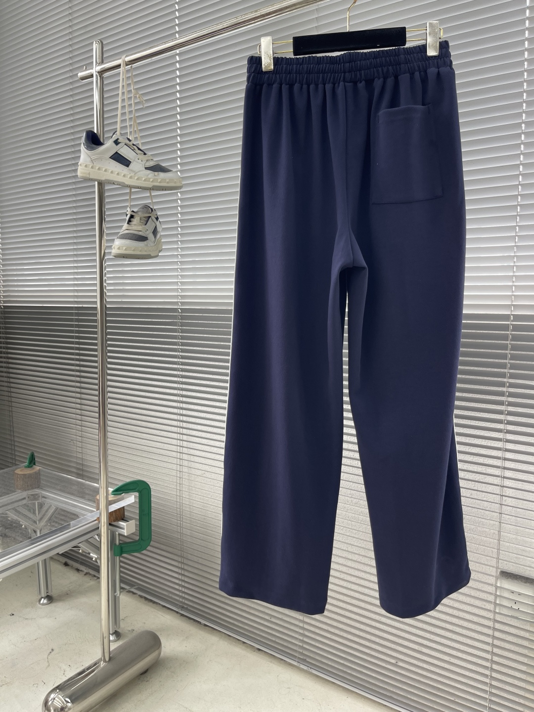 Gucc Transcript Pants: Luxurious Navy Blue Design with Custom Steel Stamp Detail - 图片 2