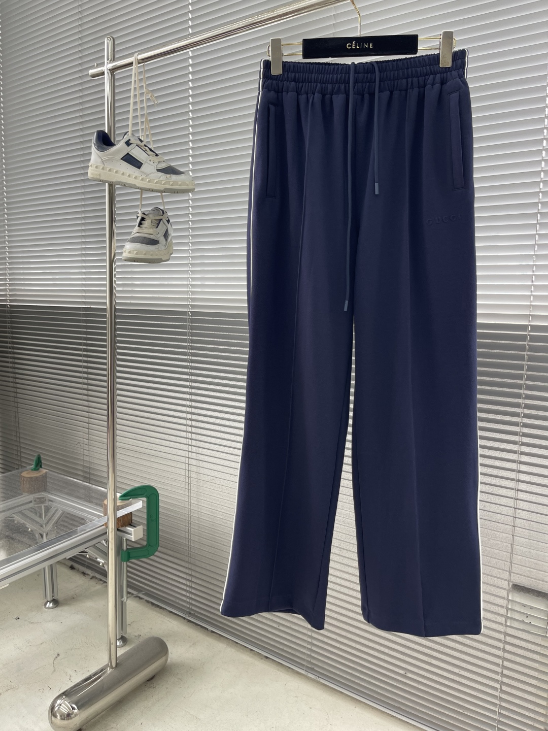 Gucc Transcript Pants: Luxurious Navy Blue Design with Custom Steel Stamp Detail - 图片 1