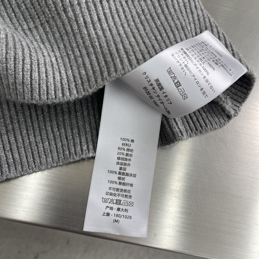 -Dio 刺绣V领羊毛针织衫采用55%美丽奴羊毛面料，绲纺35%棉纱，10%绵纶。该款面料带有超高保暖效