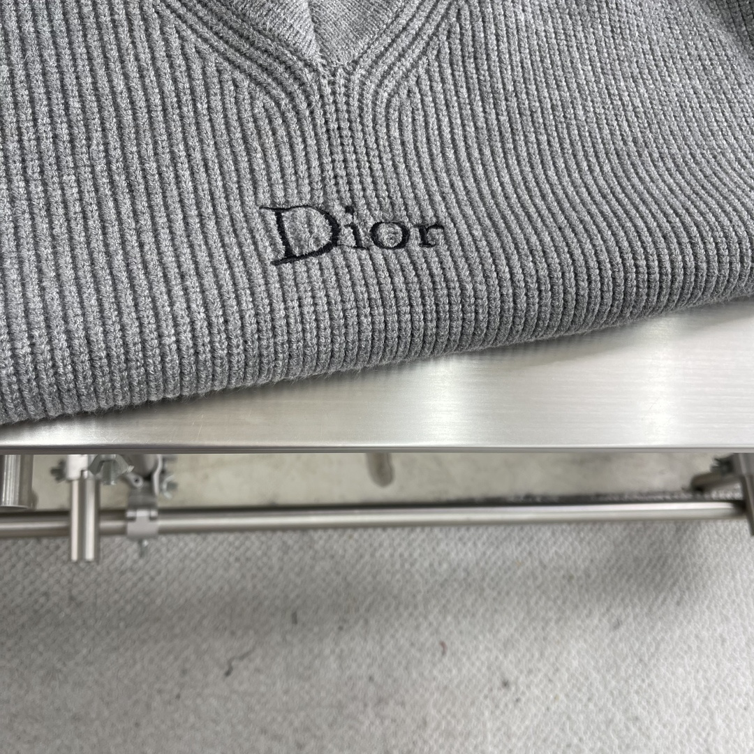 -Dio 刺绣V领羊毛针织衫采用55%美丽奴羊毛面料，绲纺35%棉纱，10%绵纶。该款面料带有超高保暖效