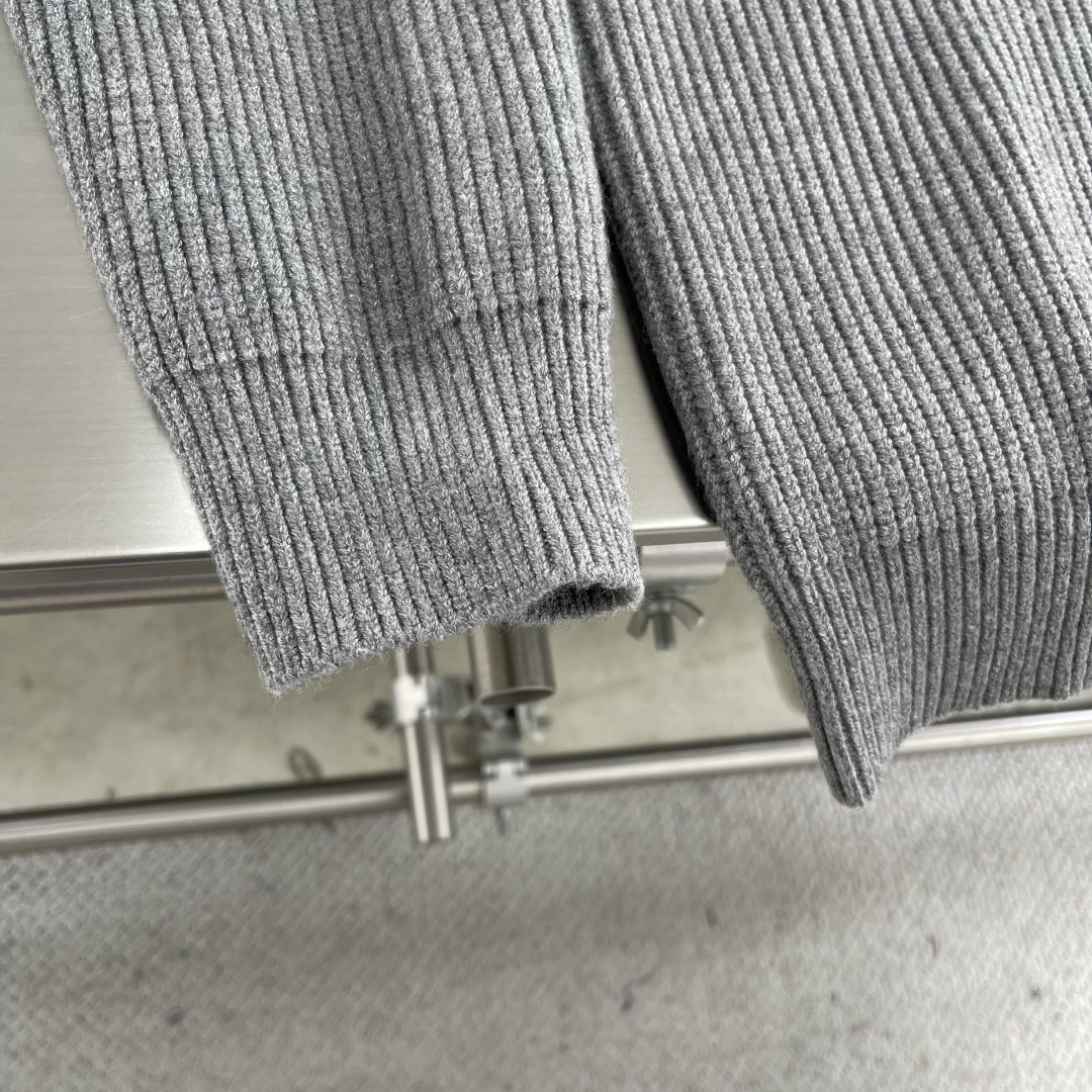 -Dio 刺绣V领羊毛针织衫采用55%美丽奴羊毛面料，绲纺35%棉纱，10%绵纶。该款面料带有超高保暖效