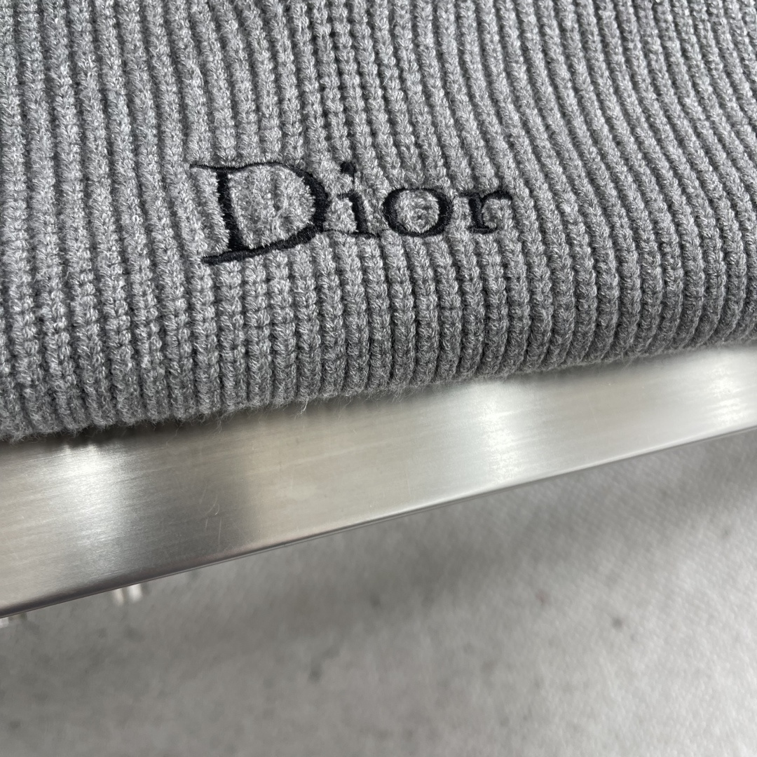 -Dio 刺绣V领羊毛针织衫采用55%美丽奴羊毛面料，绲纺35%棉纱，10%绵纶。该款面料带有超高保暖效