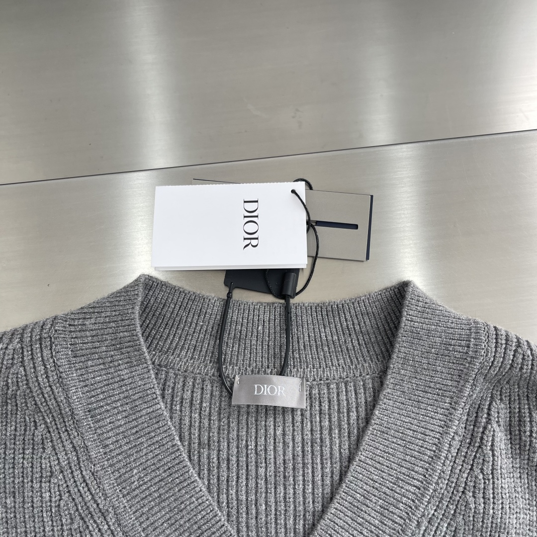 -Dio 刺绣V领羊毛针织衫采用55%美丽奴羊毛面料，绲纺35%棉纱，10%绵纶。该款面料带有超高保暖效