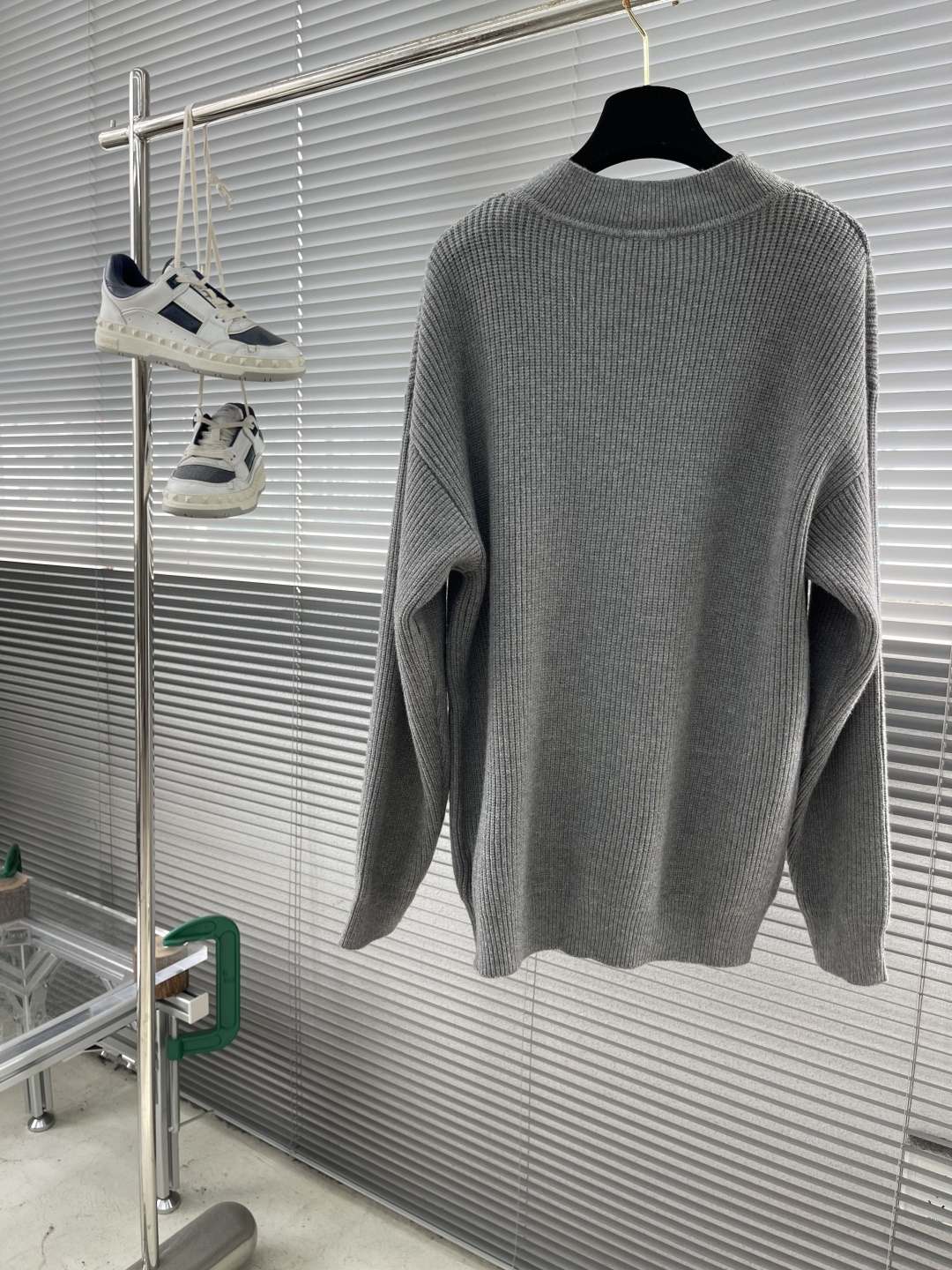 -Dio 刺绣V领羊毛针织衫采用55%美丽奴羊毛面料，绲纺35%棉纱，10%绵纶。该款面料带有超高保暖效