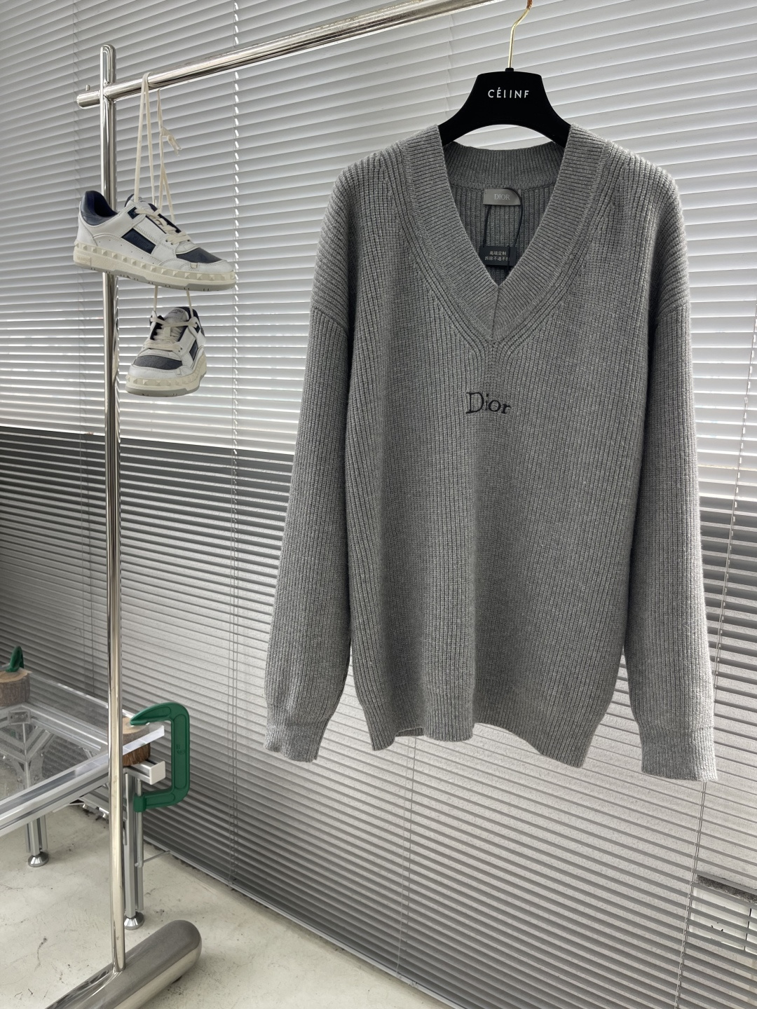 -Dio 刺绣V领羊毛针织衫采用55%美丽奴羊毛面料，绲纺35%棉纱，10%绵纶。该款面料带有超高保暖效