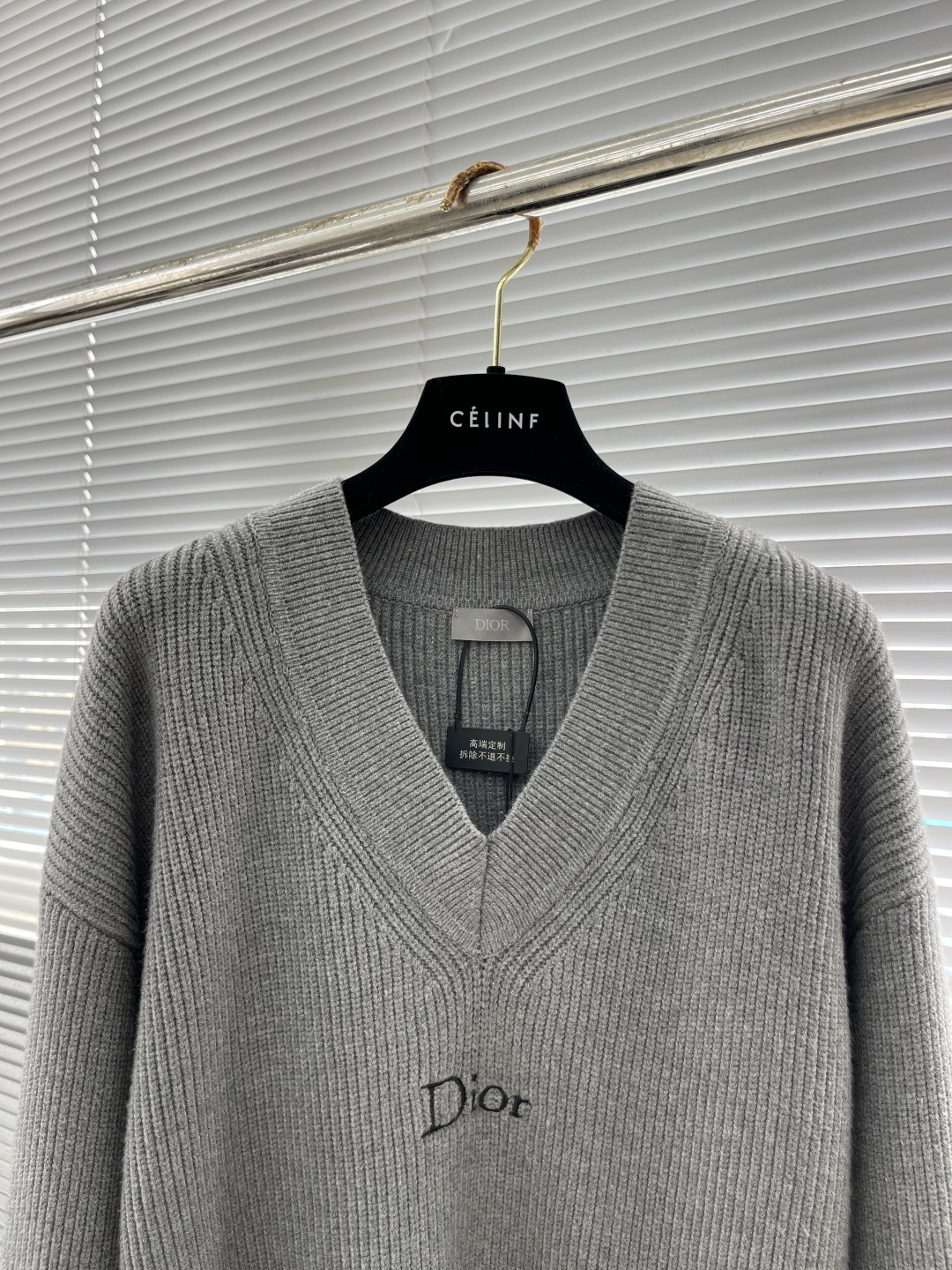 -Dio 刺绣V领羊毛针织衫采用55%美丽奴羊毛面料，绲纺35%棉纱，10%绵纶。该款面料带有超高保暖效