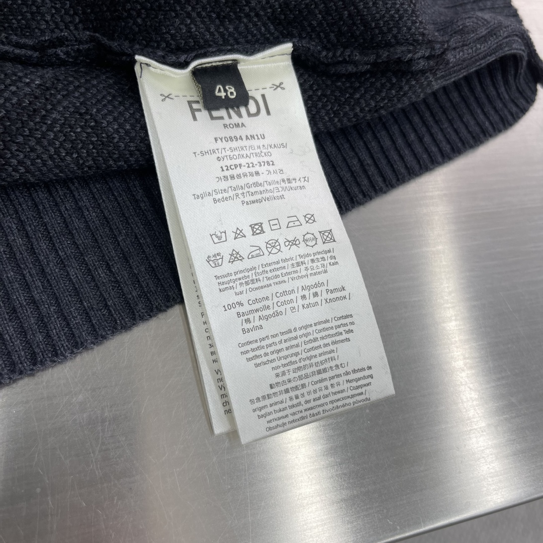 -FEND 斜纹FF套头针织衫定制臻柔绵羊毛黏胶优混织材 柔软而富有层次感 舒适贴肤 以黑色与灰色的巧妙