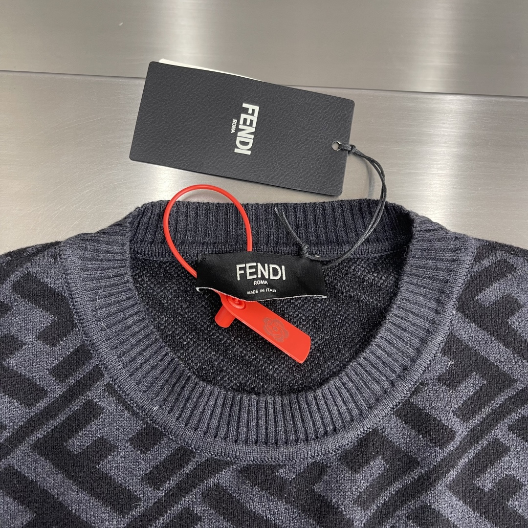 -FEND 斜纹FF套头针织衫定制臻柔绵羊毛黏胶优混织材 柔软而富有层次感 舒适贴肤 以黑色与灰色的巧妙