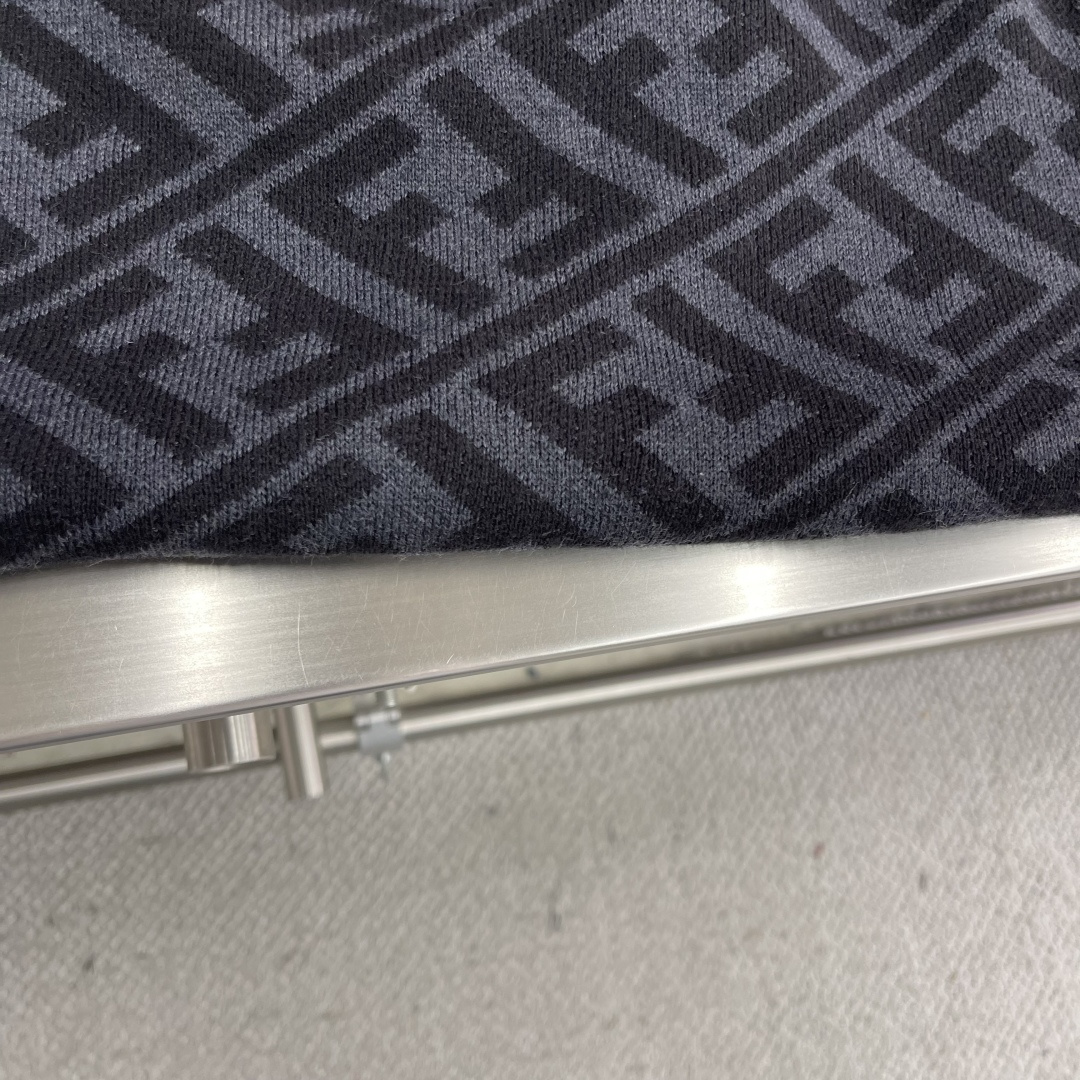 -FEND 斜纹FF套头针织衫定制臻柔绵羊毛黏胶优混织材 柔软而富有层次感 舒适贴肤 以黑色与灰色的巧妙