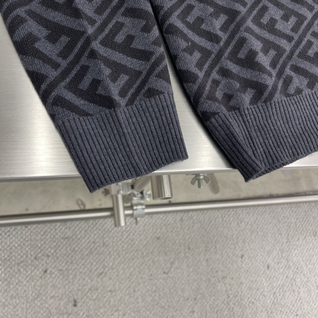 -FEND 斜纹FF套头针织衫定制臻柔绵羊毛黏胶优混织材 柔软而富有层次感 舒适贴肤 以黑色与灰色的巧妙