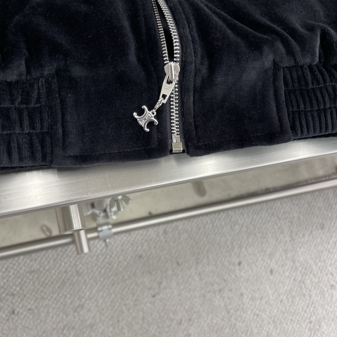 -Celin 凯旋门刺绣夹克定制绮梦双面缎料 细腻柔滑 仿佛轻抚过初晨的露珠 舒适贴肤 标志性CELIN