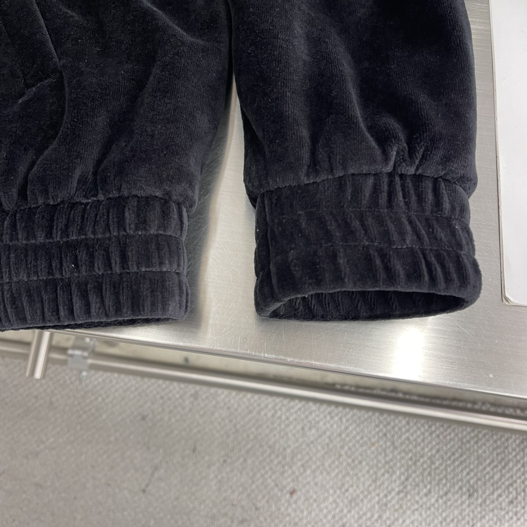 -Celin 凯旋门刺绣夹克定制绮梦双面缎料 细腻柔滑 仿佛轻抚过初晨的露珠 舒适贴肤 标志性CELIN