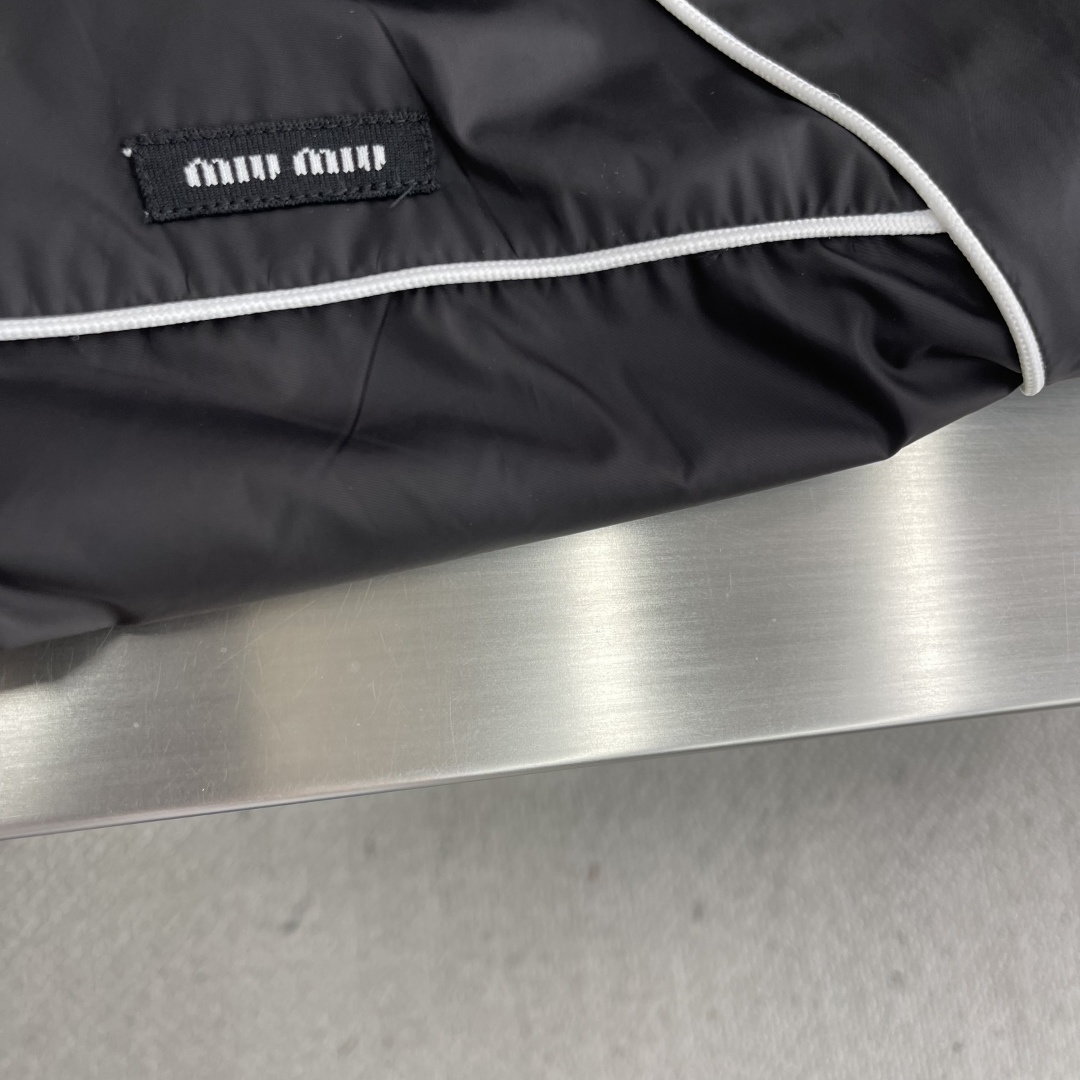 MiuMiu Zip Cap Jacket: Elegant, Comfortable, and Stylish Design with Precise Craftsmanship - 图片 4