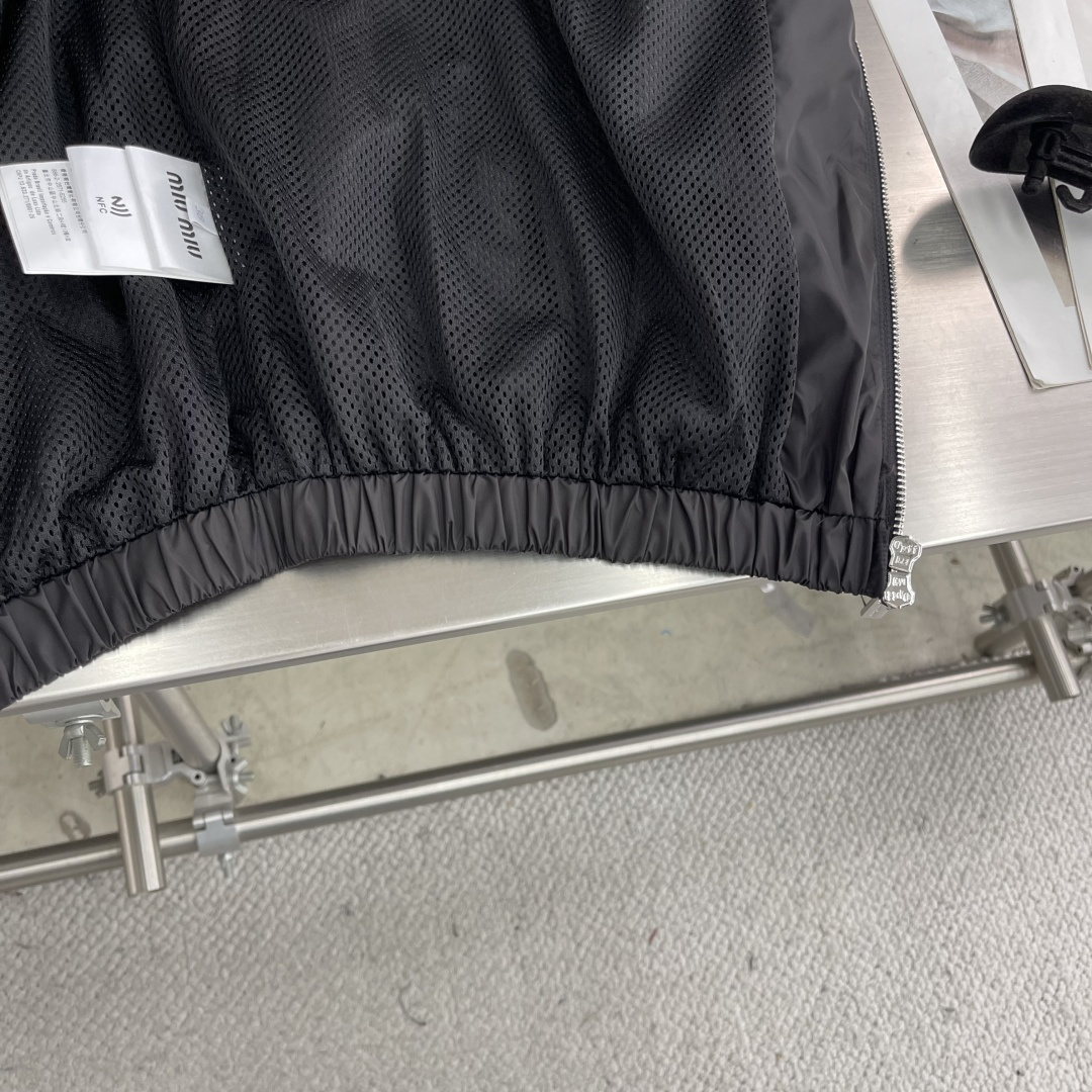 MiuMiu Zip Cap Jacket: Elegant, Comfortable, and Stylish Design with Precise Craftsmanship - 图片 7