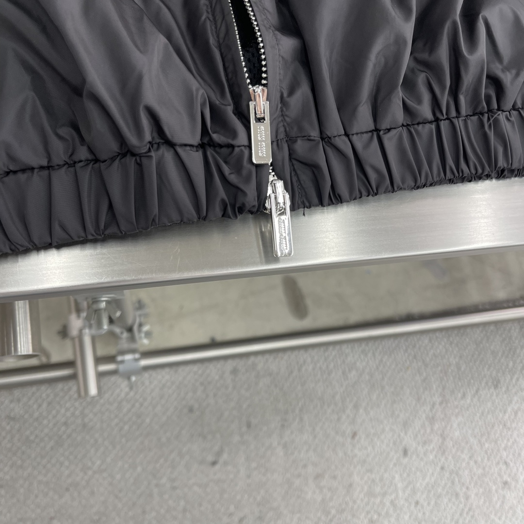 MiuMiu Zip Cap Jacket: Elegant, Comfortable, and Stylish Design with Precise Craftsmanship - 图片 6