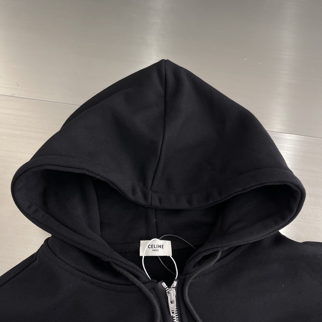 

-CELIN    刺绣帽衫拉链外套
采用420克毛圈面料，面料做有轻微抓绒工艺。该款采用长纱双股定