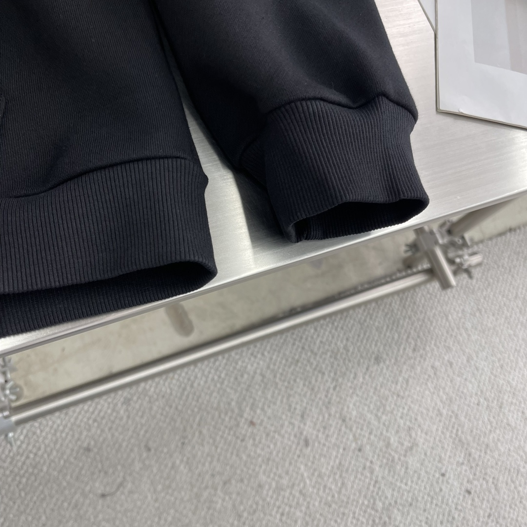 

-CELIN    刺绣帽衫拉链外套
采用420克毛圈面料，面料做有轻微抓绒工艺。该款采用长纱双股定